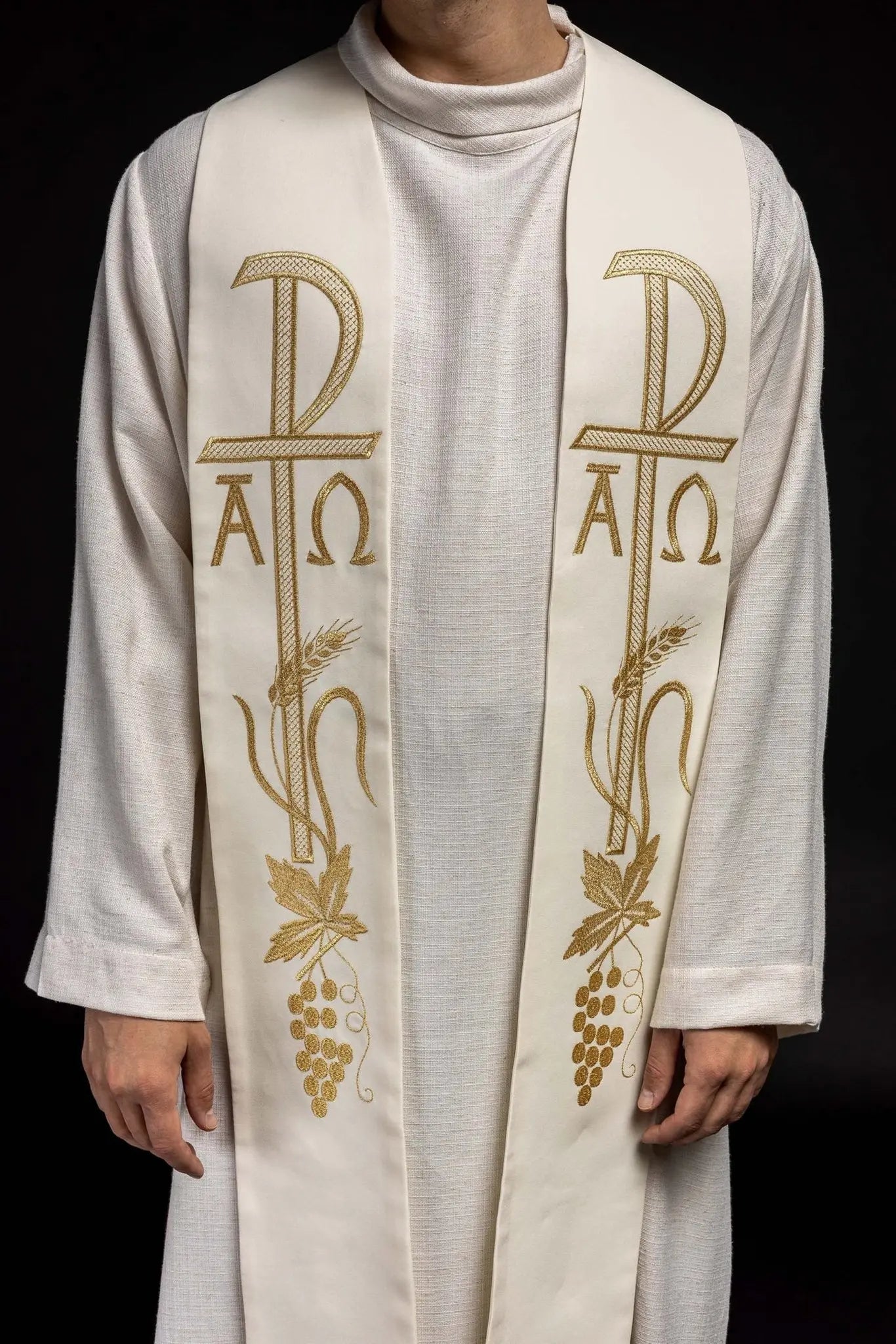 Estola de sacerdote bordada Alpha y Omega color ecru