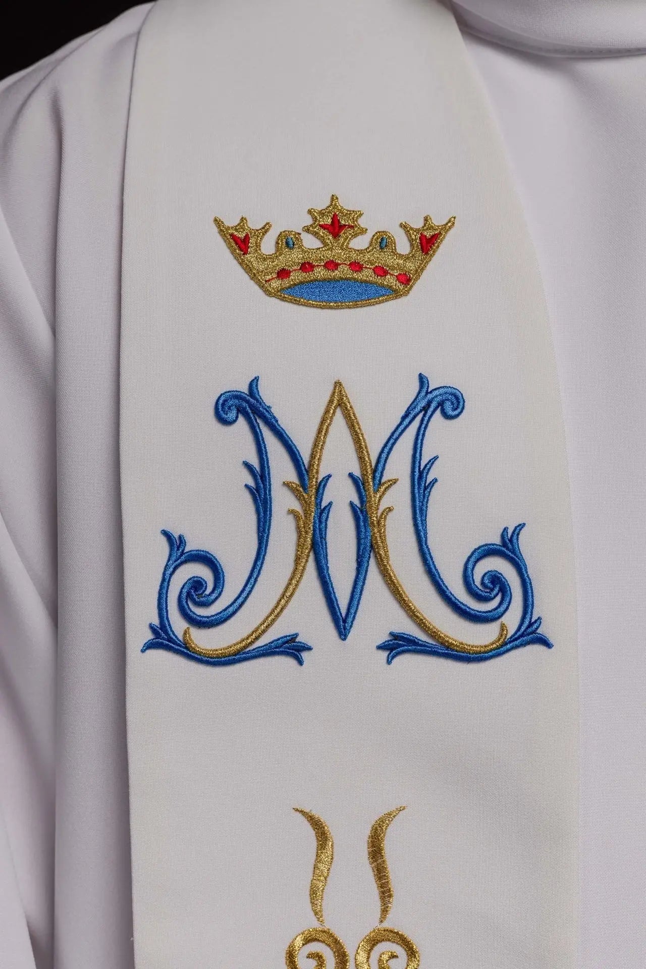 Estola blanca mariana bordada para sacerdote