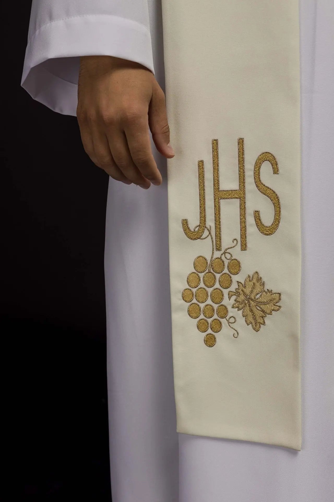 Estola de sacerdote bordada IHS con uvas color crudo