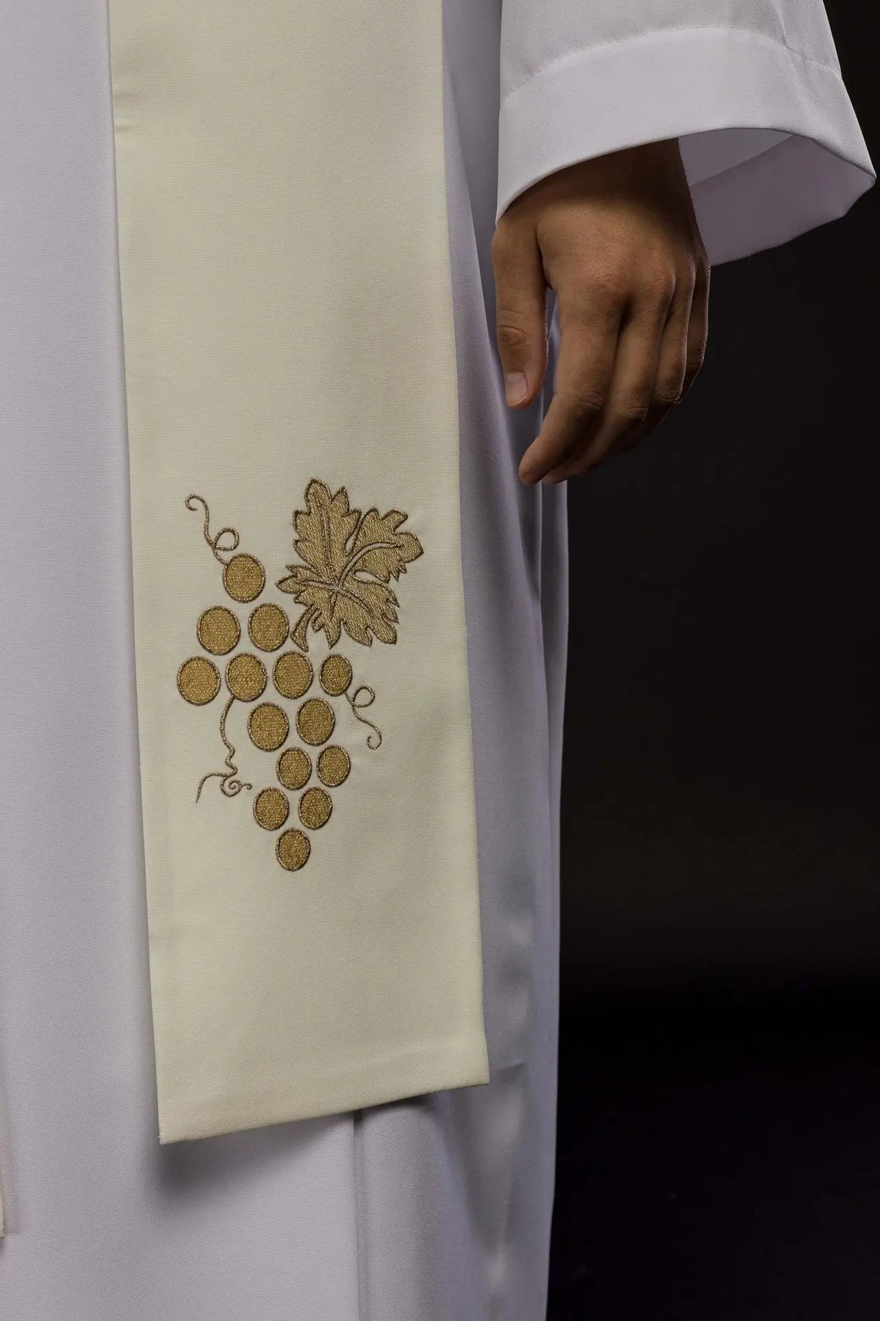 Estola de sacerdote bordada IHS con uvas color crudo