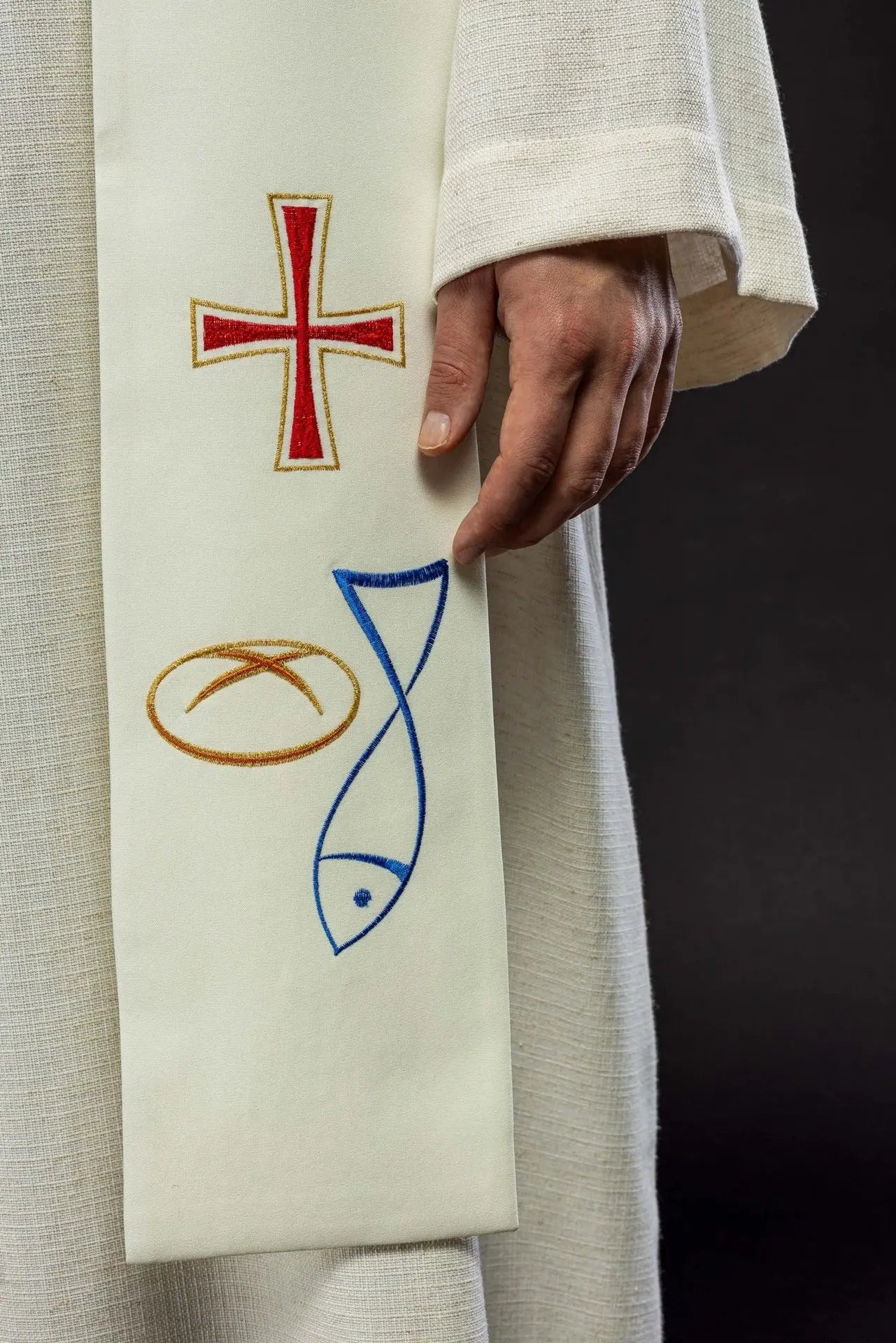 Estola de sacerdote bordada con pez, pan y cruz en ecru