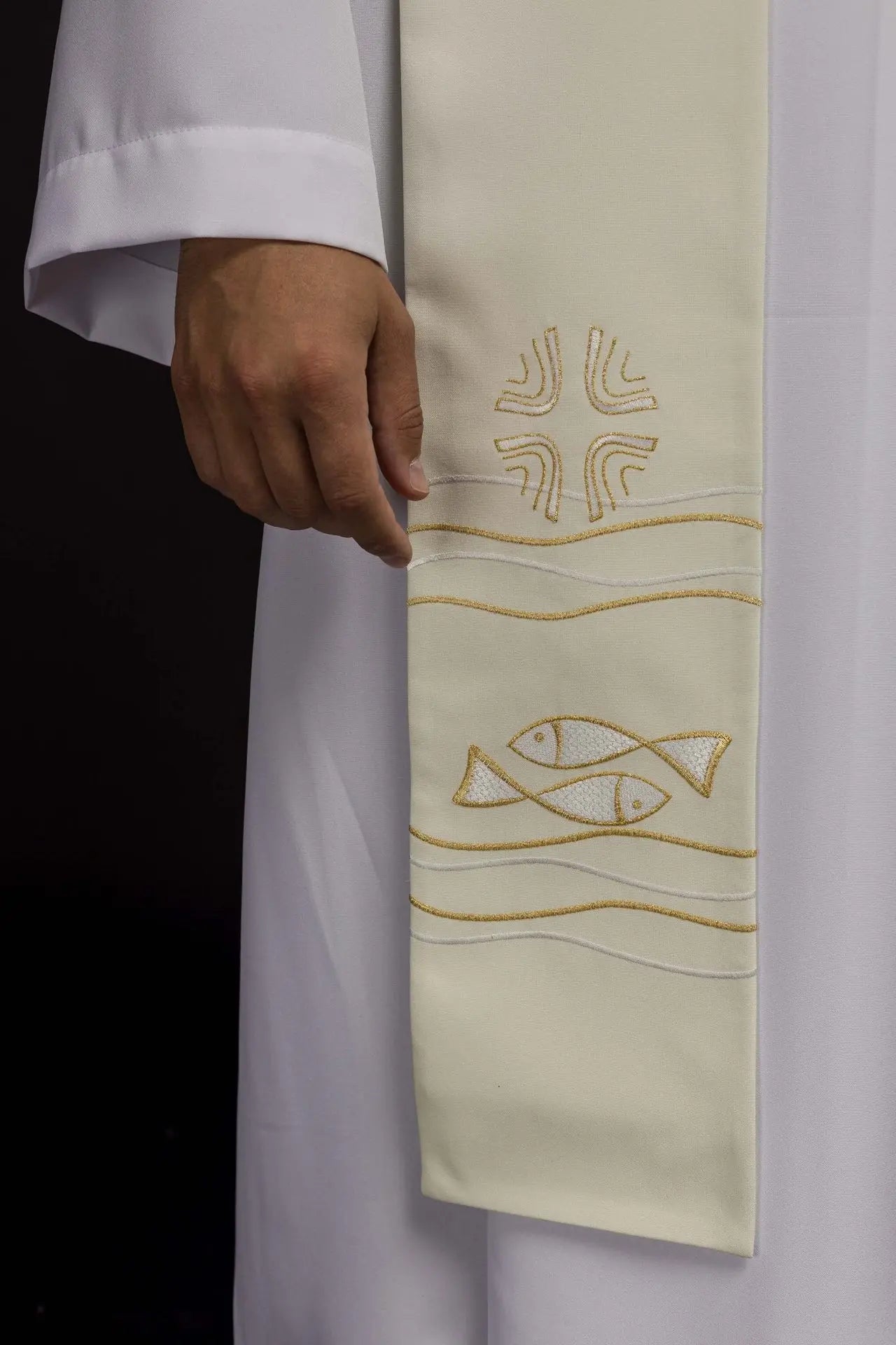 Estola de sacerdote bordada con patrón de pez en color ecru