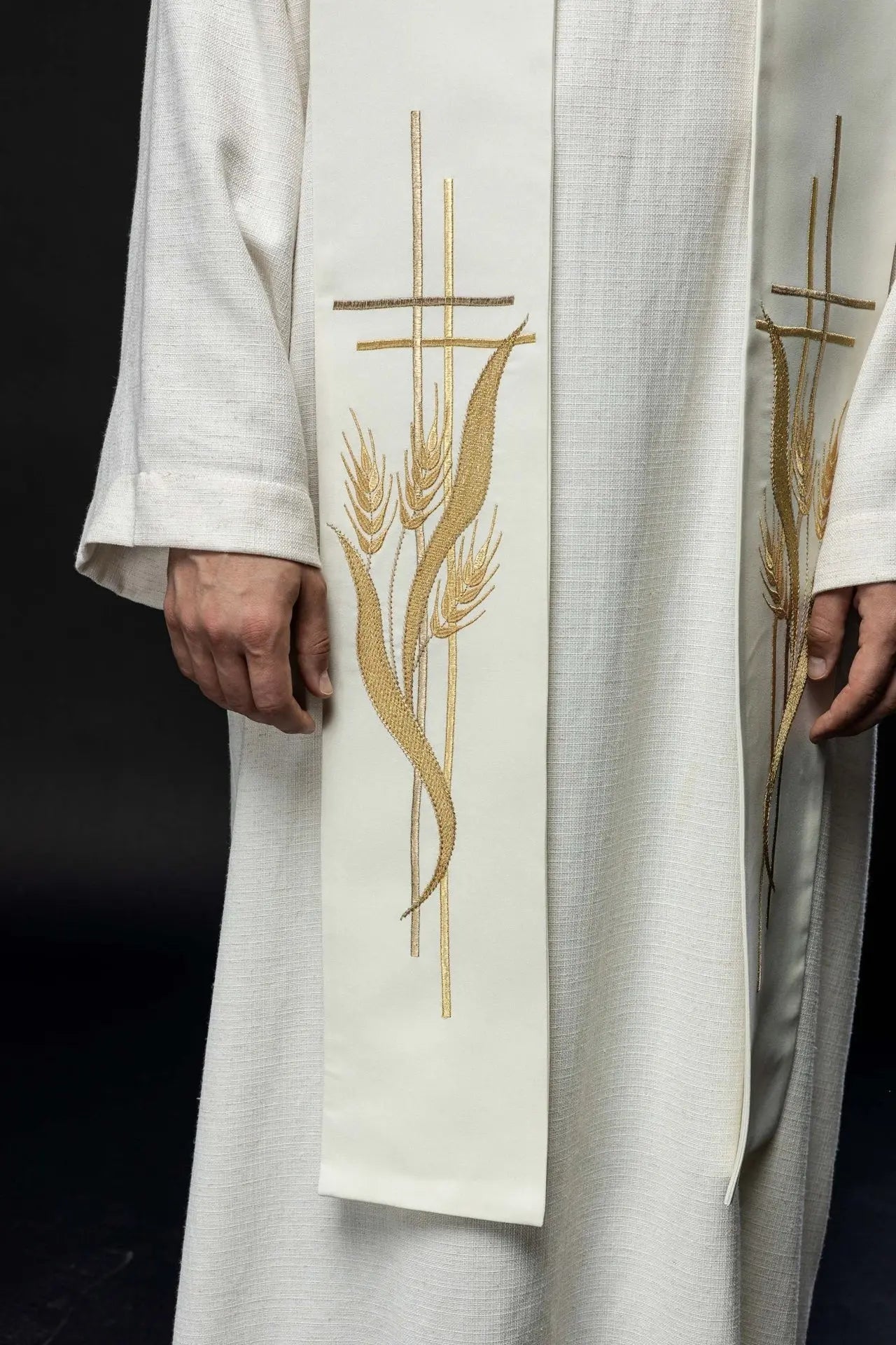 Estola de sacerdote bordada con cruz decorada en ecru