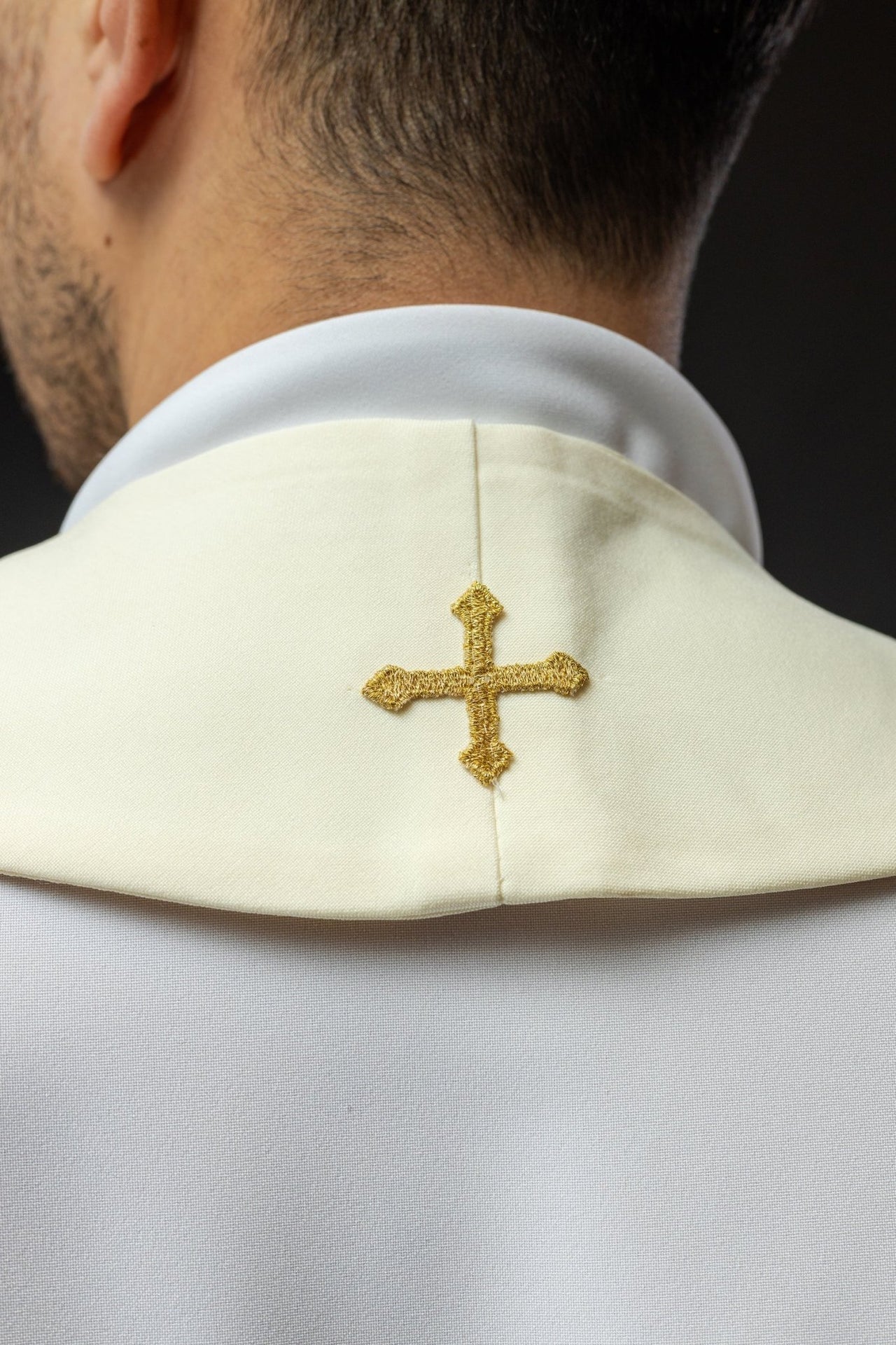 Stuła kapłańska haftowana z zdobionym krzyżem w kolorze ecru
