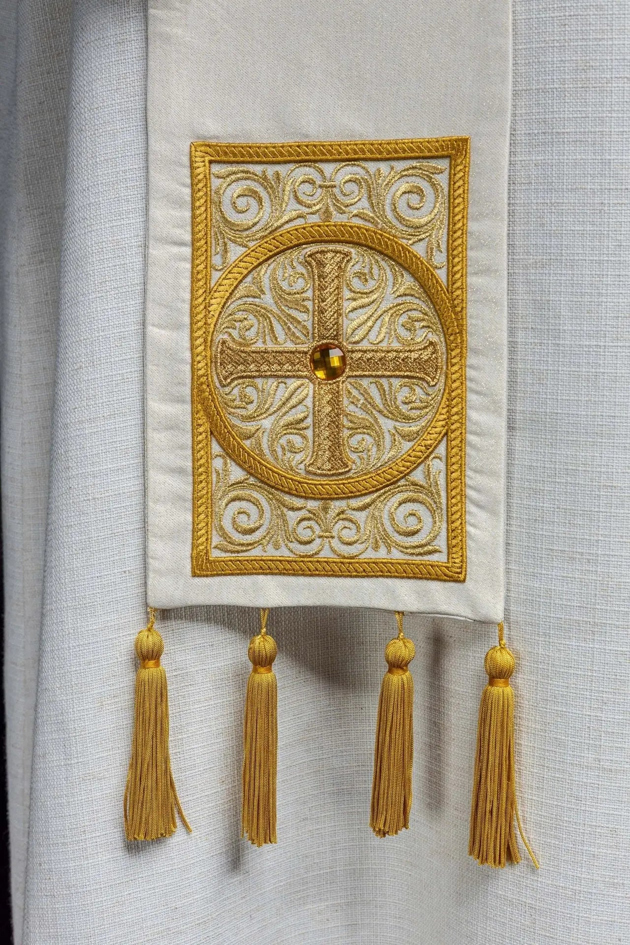 Estola de sacerdote bordada decorada con tachuelas