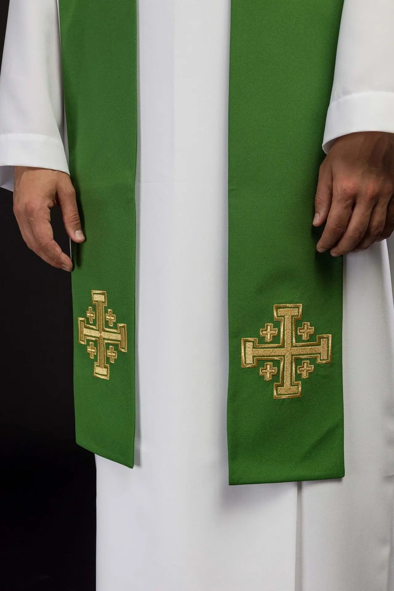 Estola verde bordada para sacerdote con cruz de Jerusalén