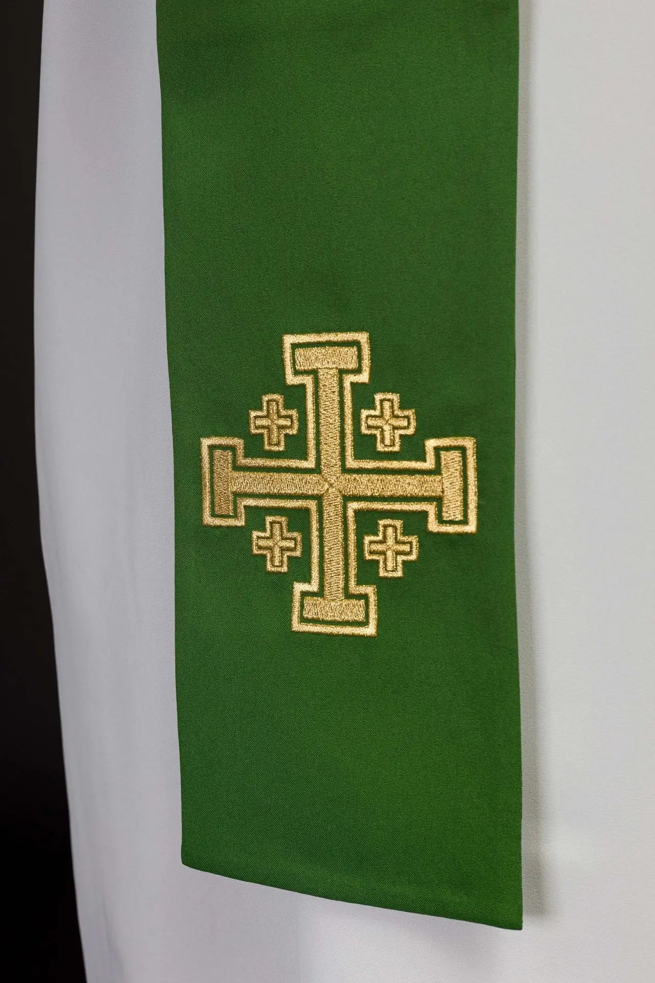 Estola verde bordada para sacerdote con cruz de Jerusalén