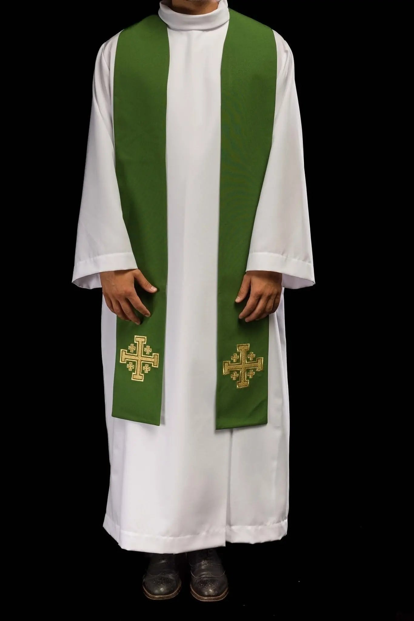 Estola verde bordada para sacerdote con cruz de Jerusalén