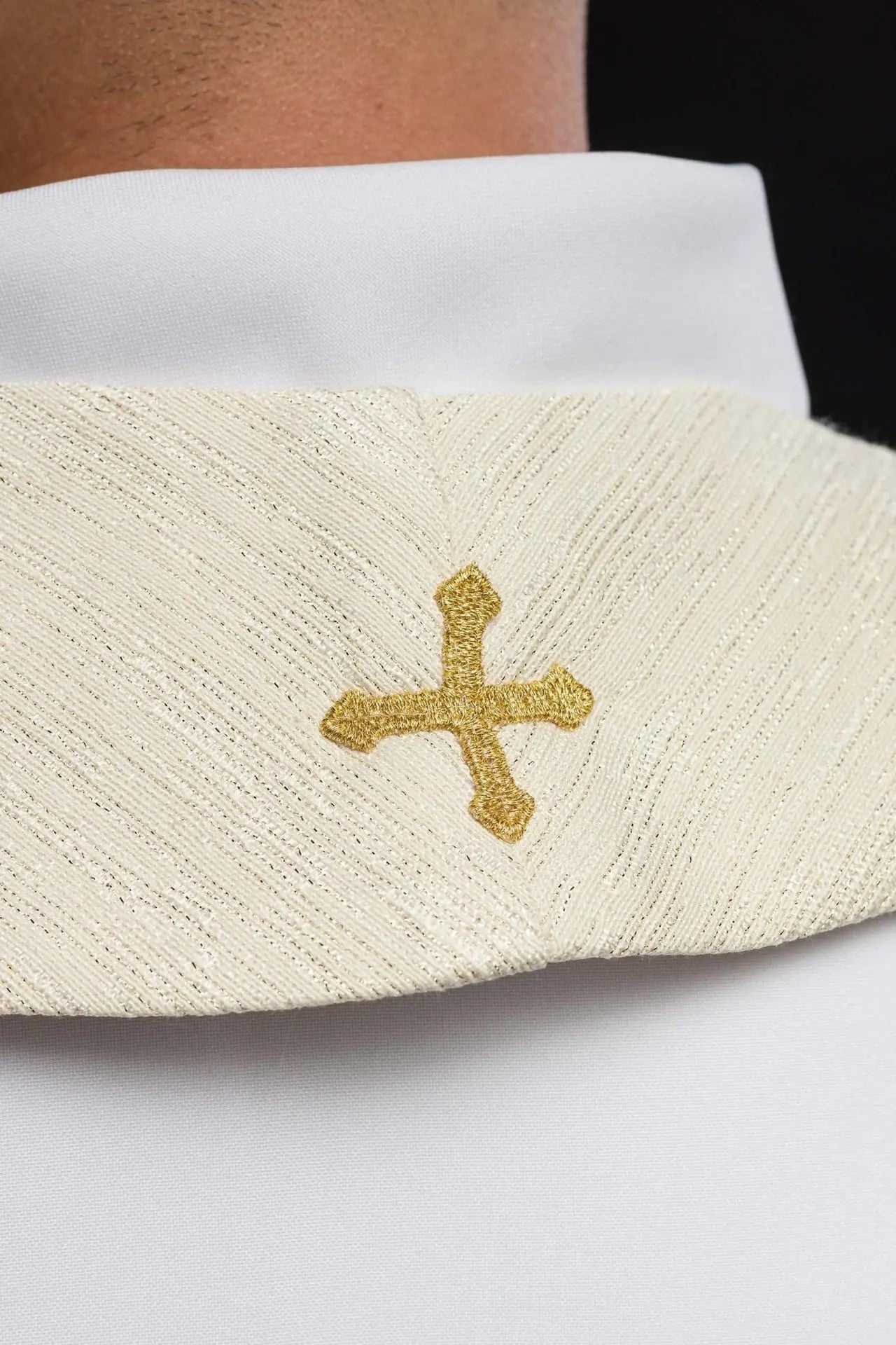 Estola de sacerdote con IHS bordado y cáliz eucarístico ecru