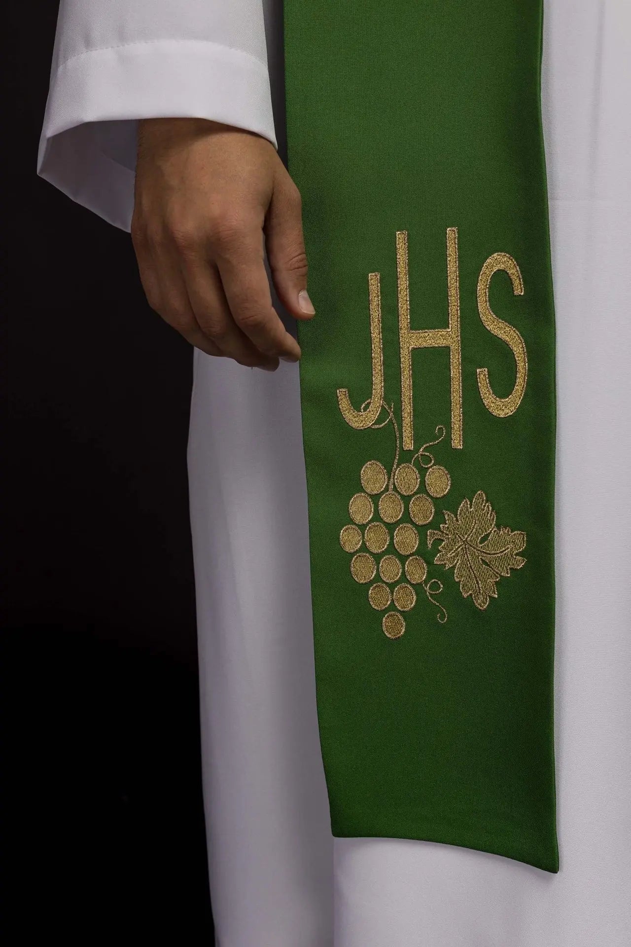 Estola de sacerdote verde bordada con IHS y uvas