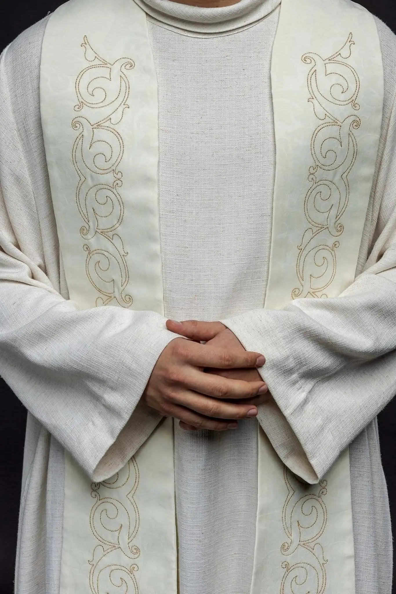 Estola romana con bordado de cruz
