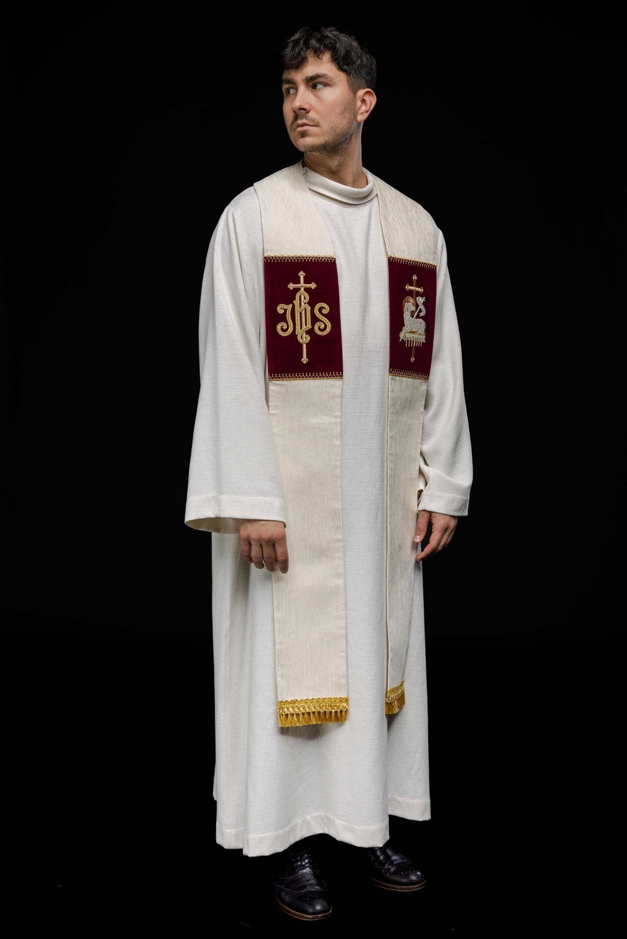 Stuła z haftowanym Barankiem Bożym i symbolem JHS
