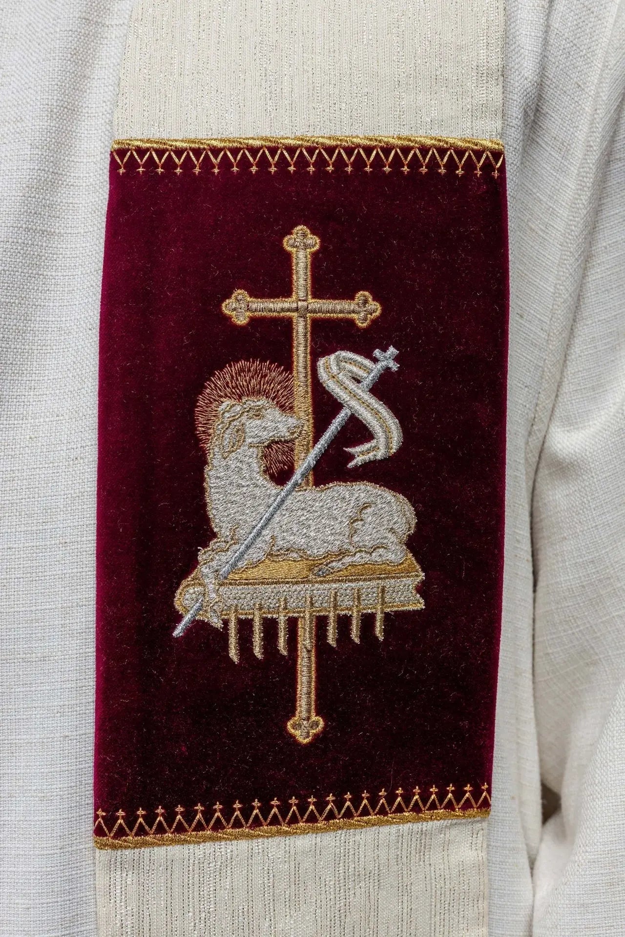 Estola con Cordero de Dios Bordado y Símbolo JHS