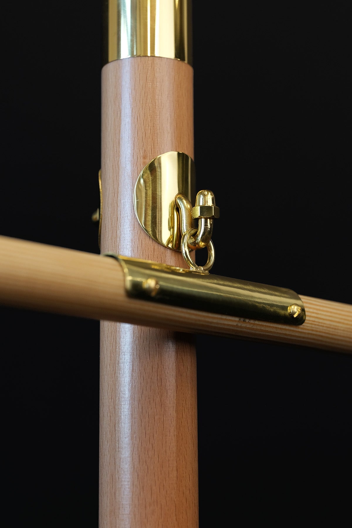 Madera clara varal de estandarte con cruz decorativa, detalle del soporte y gancho