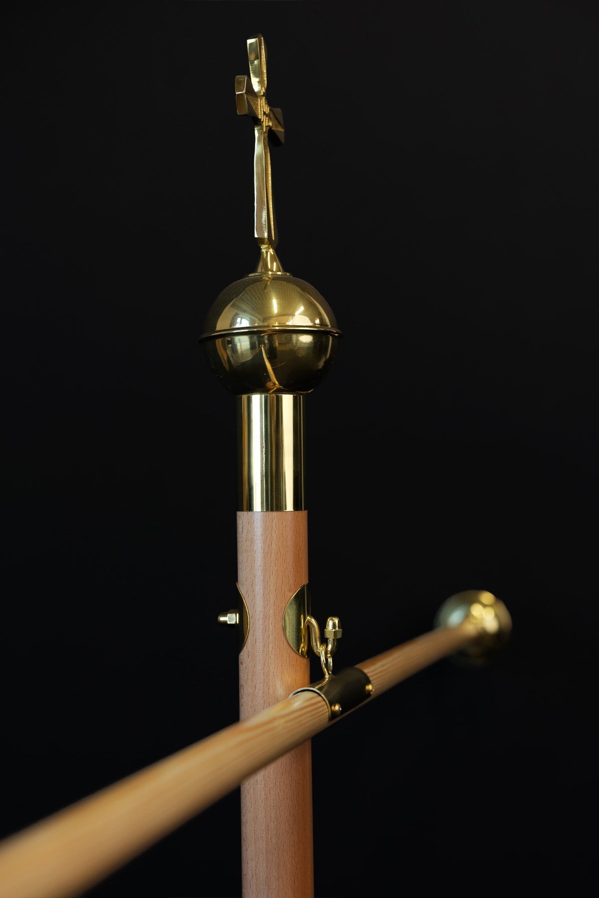Madera clara varal de estandarte con cruz decorativa, detalle lateral del enganche