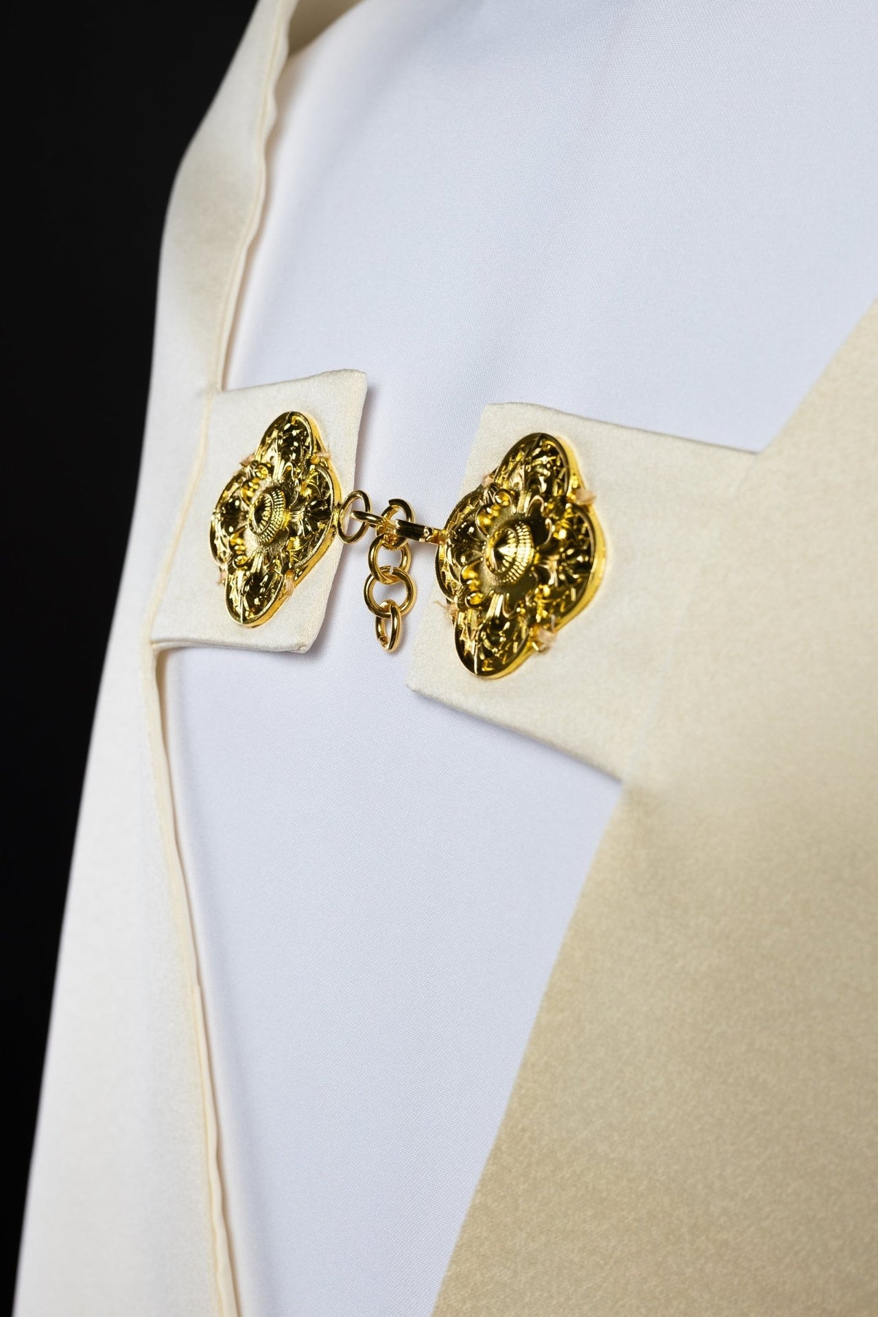 Welon haftowany z motywem Maryjnym w kolorze ecru