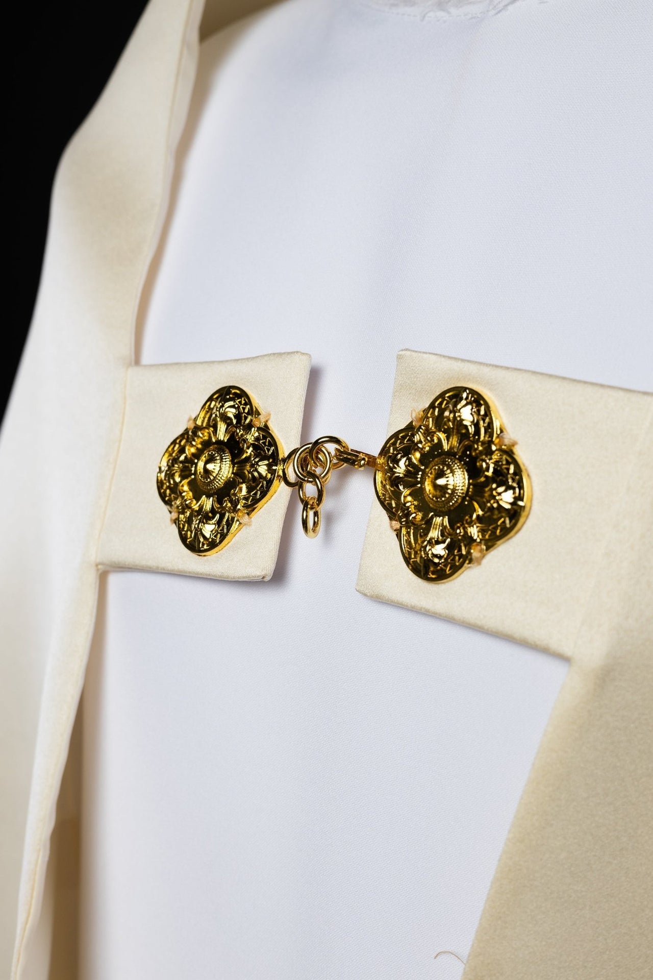 Welon haftowany z wizerunkiem IHS z motywem florystycznym ecru