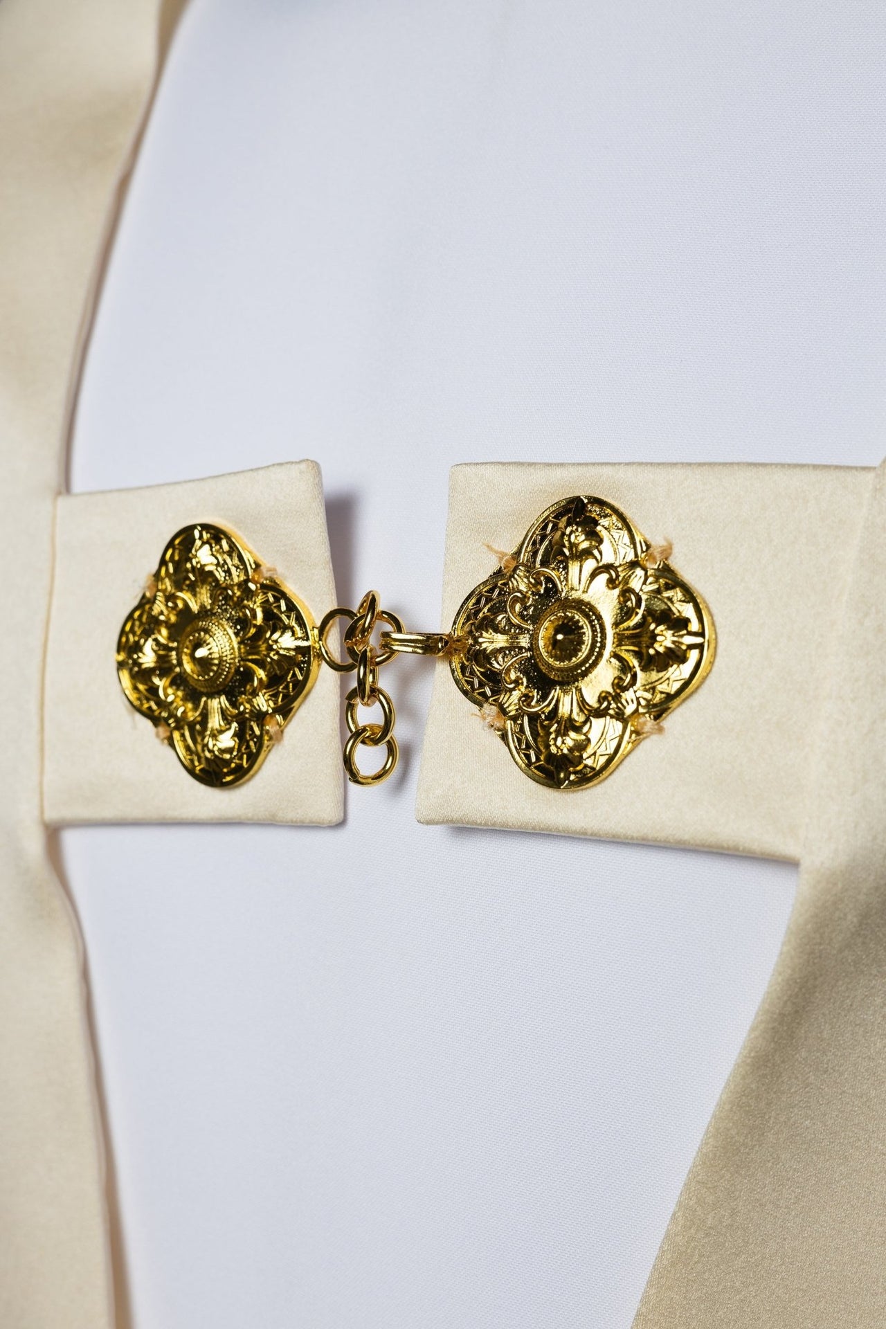 Welon haftowany z wizerunkiem IHS z motywem florystycznym ecru