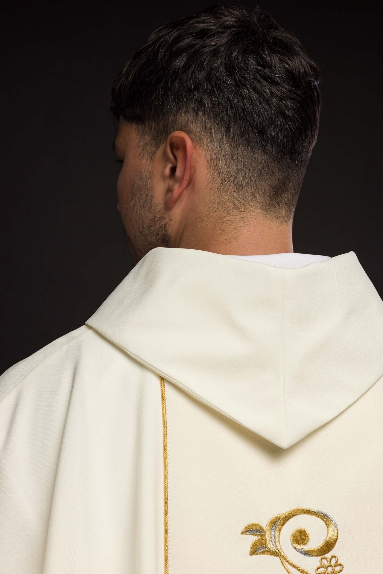 Zdobiony Ornat IHS w kolorze ecru