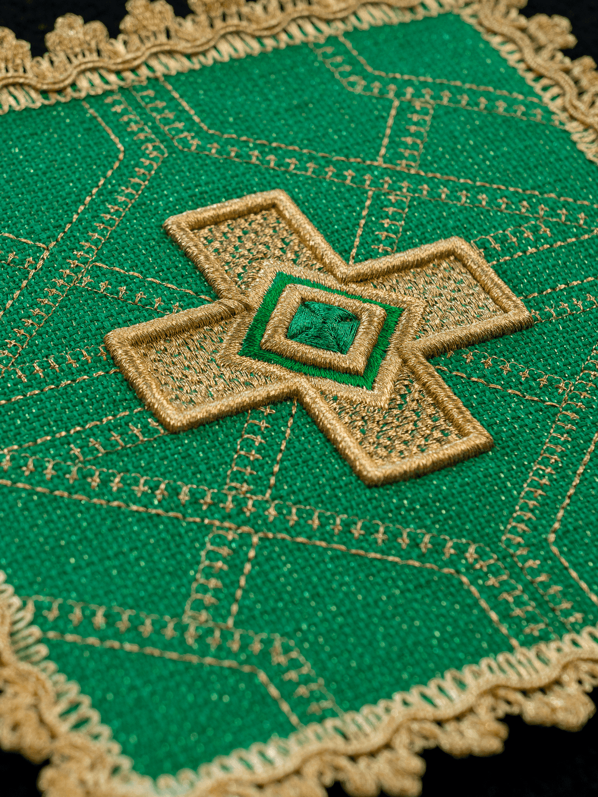 Zestaw czterech palek ze złotym haftem