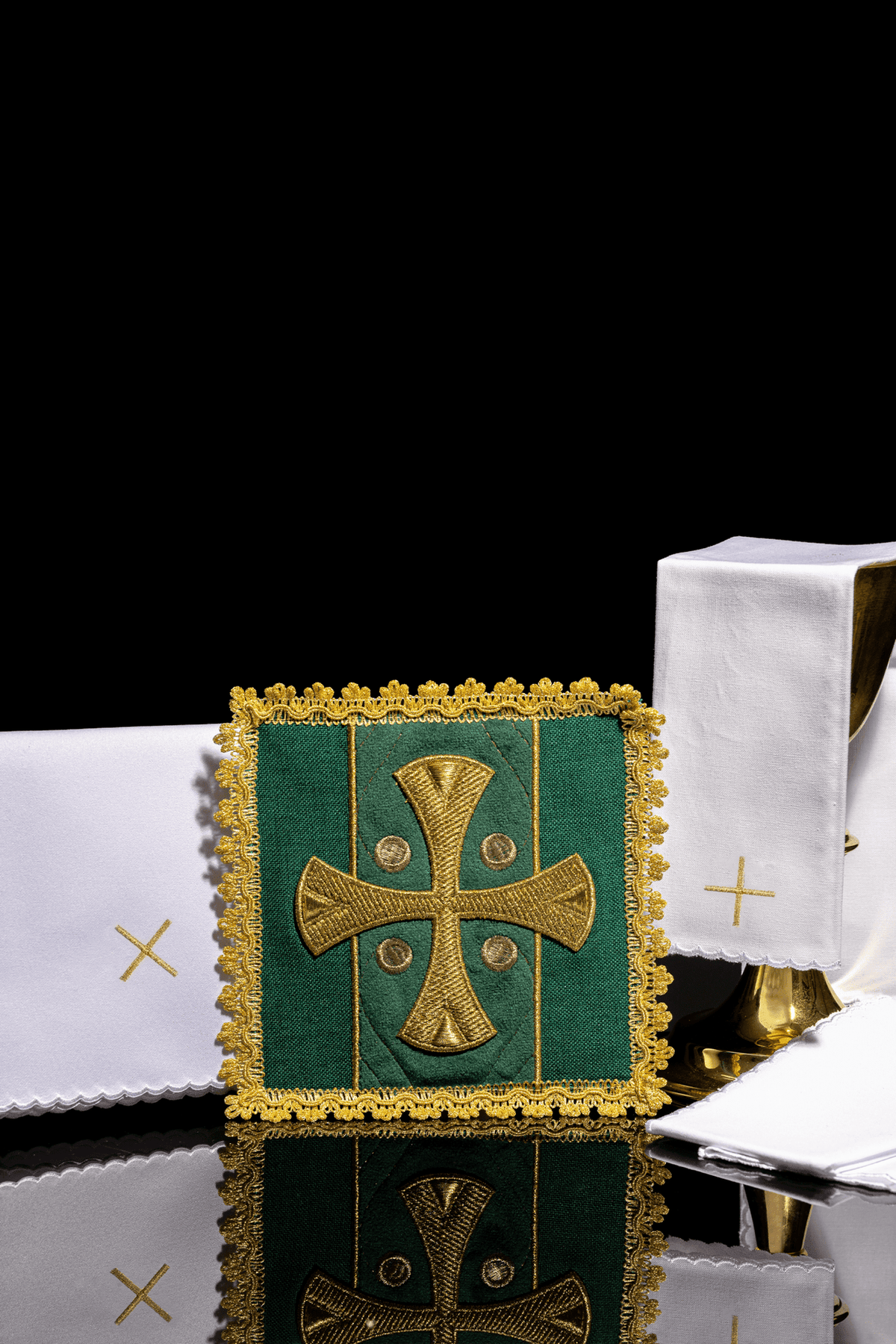 Zielona bielizna kielichowa haftowana na aksamicie