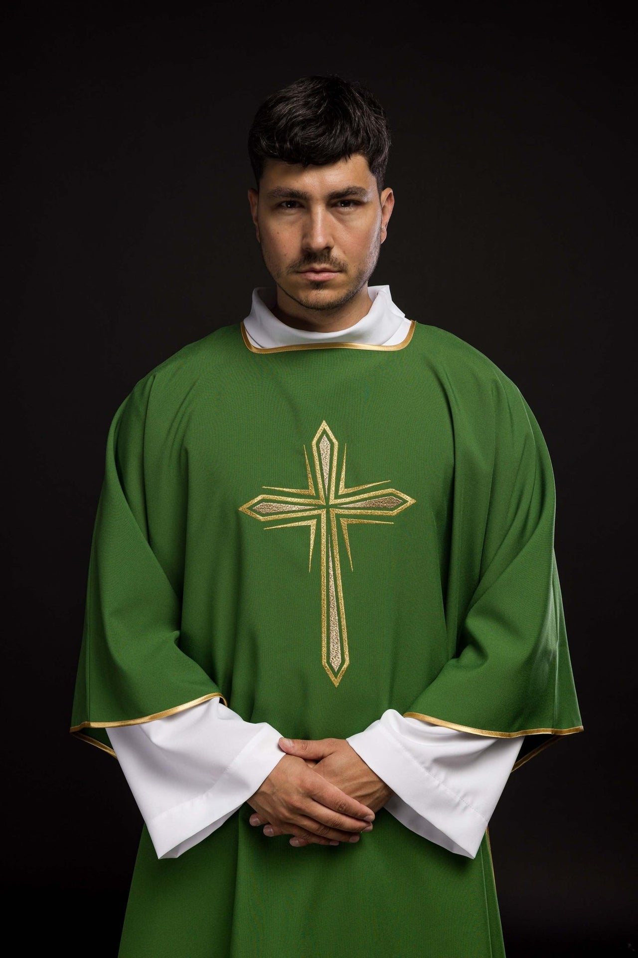 Zielona Dalmatyka z haftowanym złotym krzyżem
