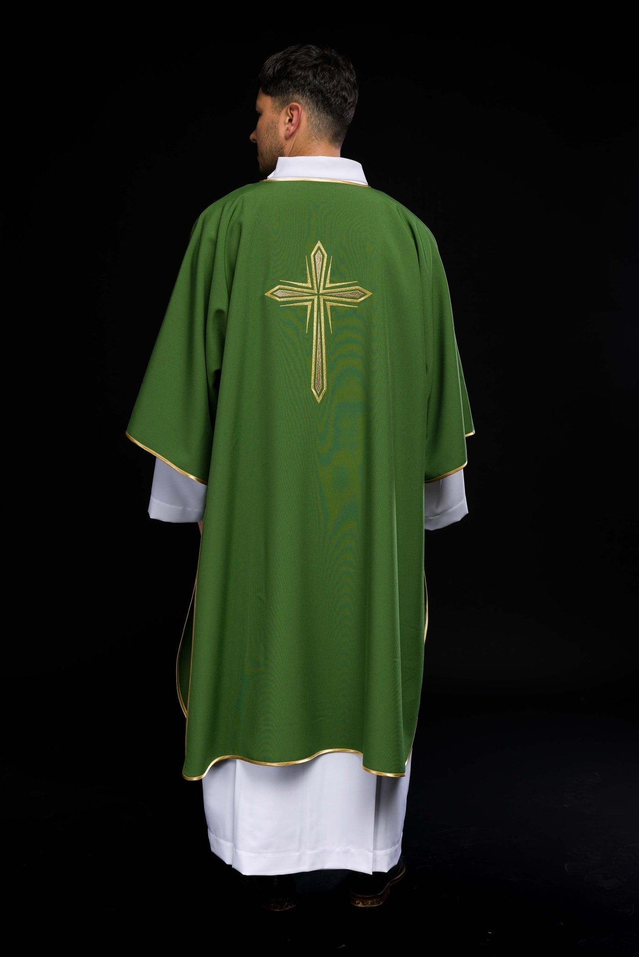 Zielona Dalmatyka z haftowanym złotym krzyżem