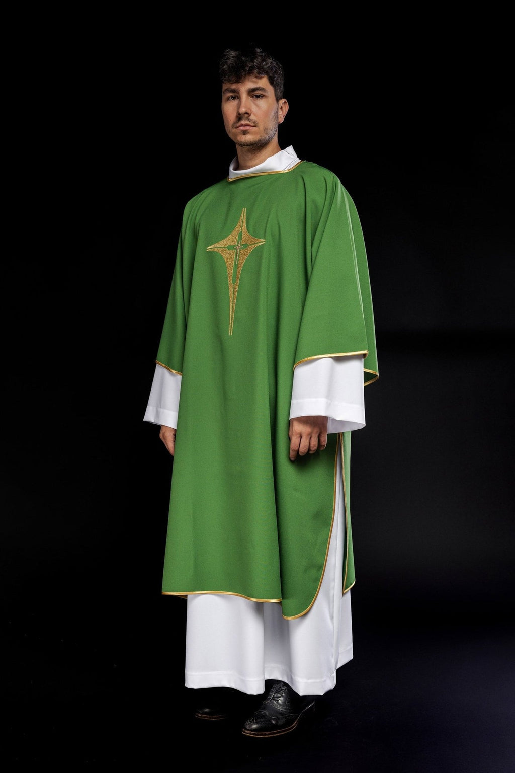 Zielona Dalmatyka z haftowanym złotym krzyżem