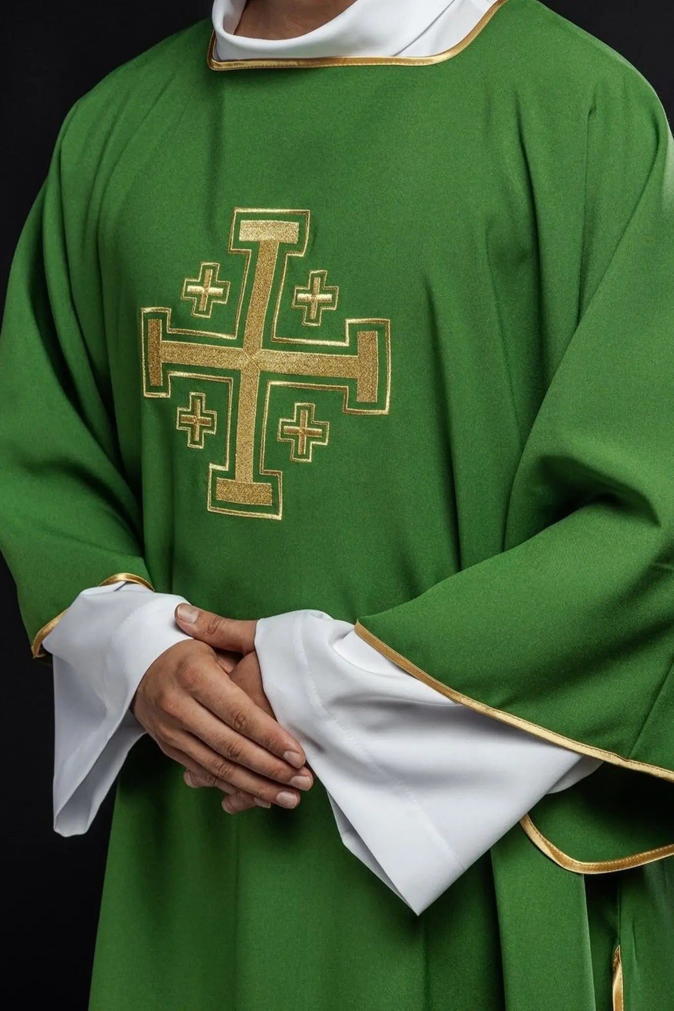 Dalmatina verde con cruces doradas bordadas