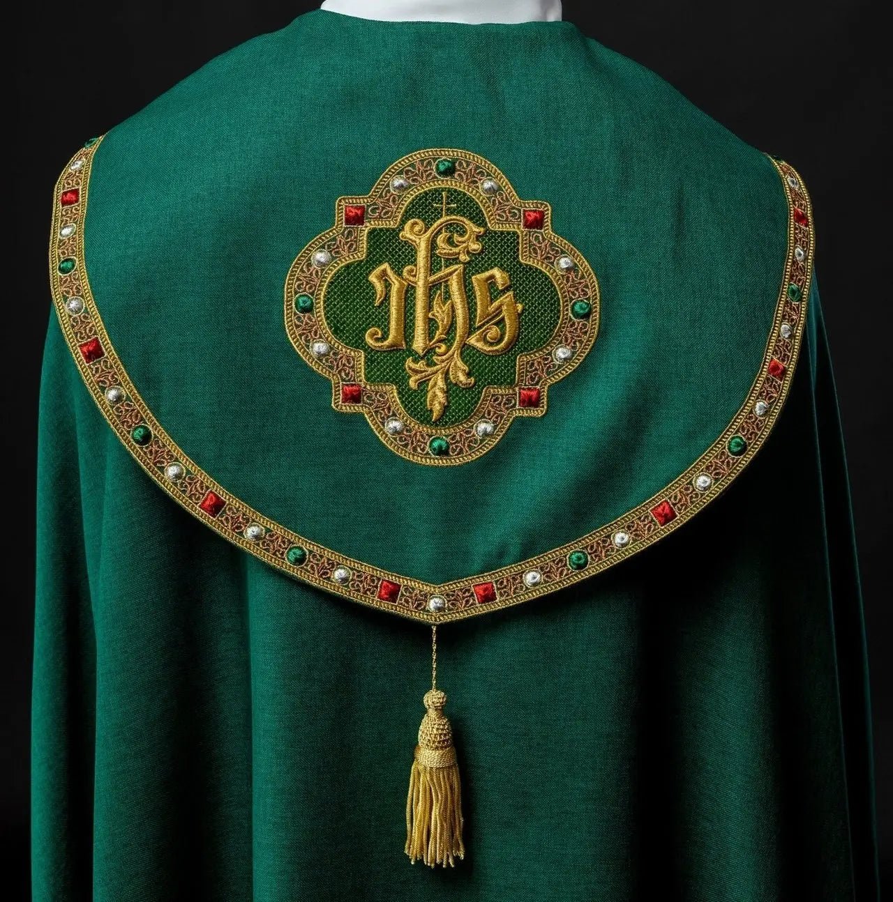 Capa litúrgica verde con IHS dorado