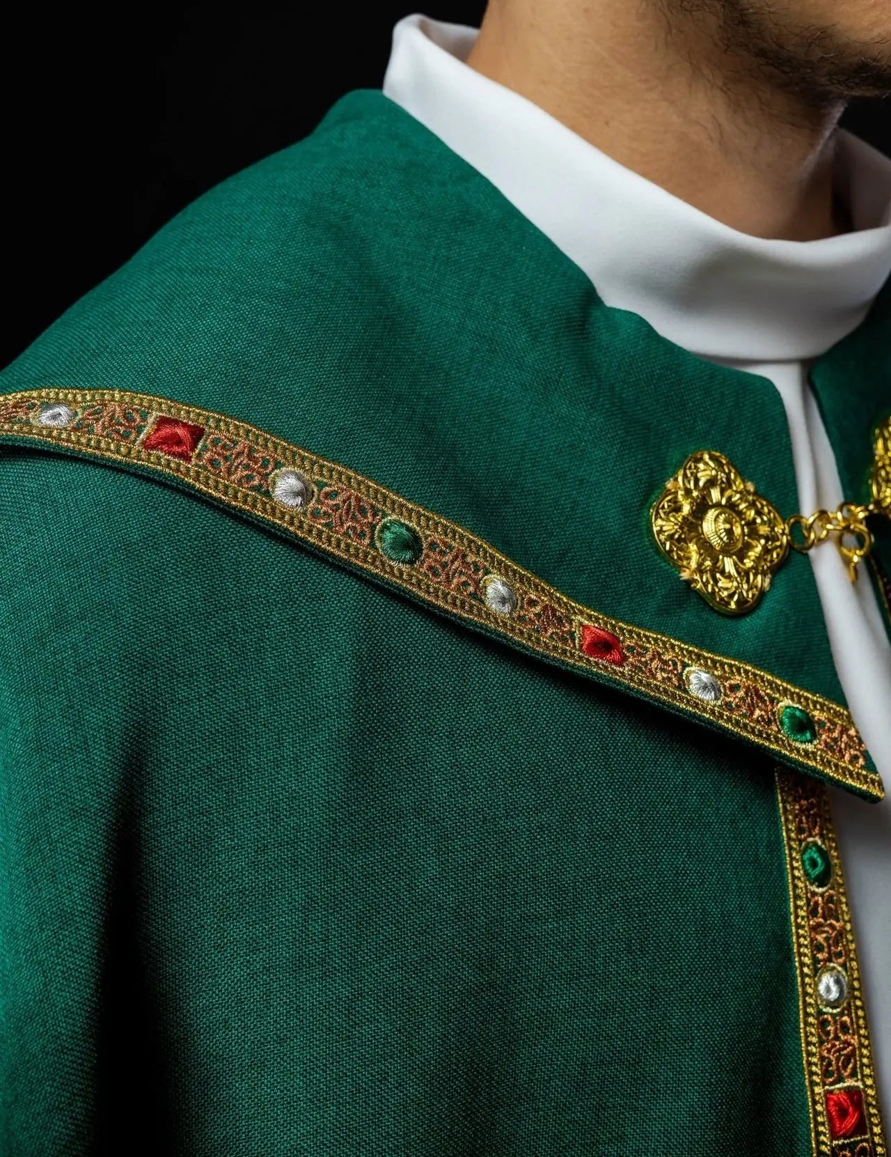 Capa litúrgica verde con IHS dorado