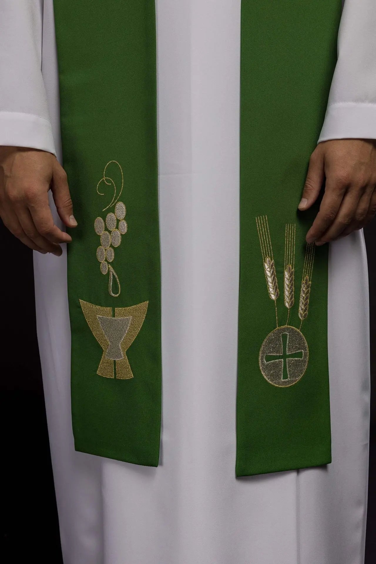 Estola verde de sacerdote bordada con cáliz, espigas y uvas