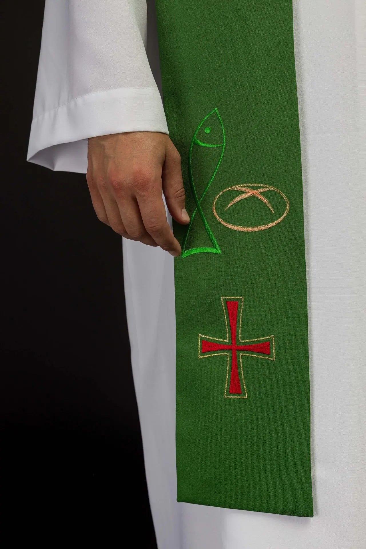 Estola verde bordada para sacerdote con motivo de pez, pan y cruz