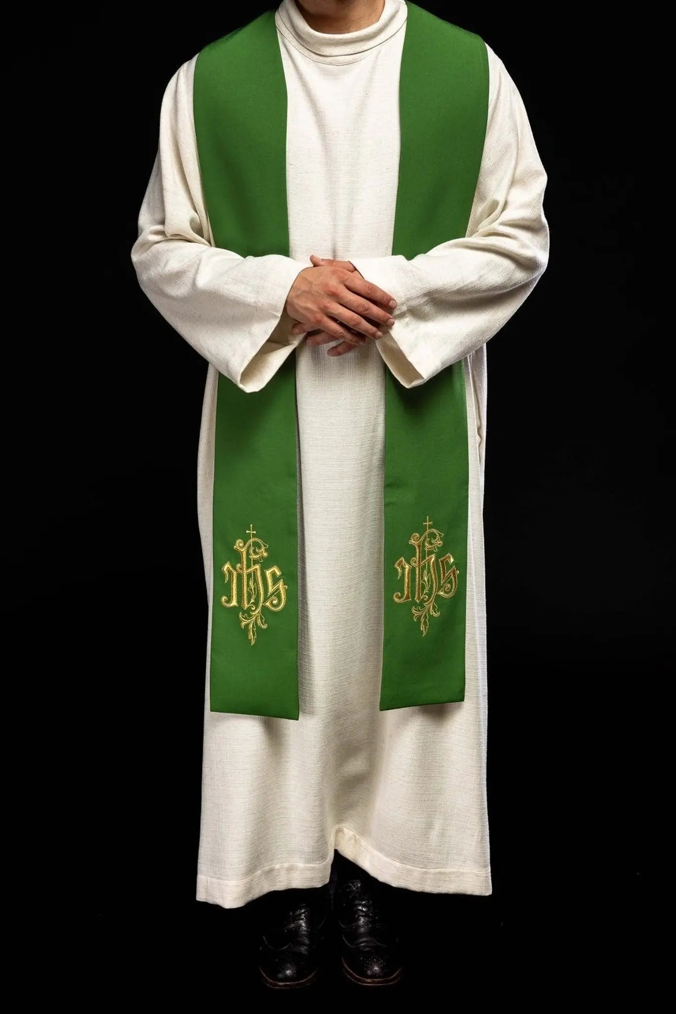 Estola verde con bordado IHS