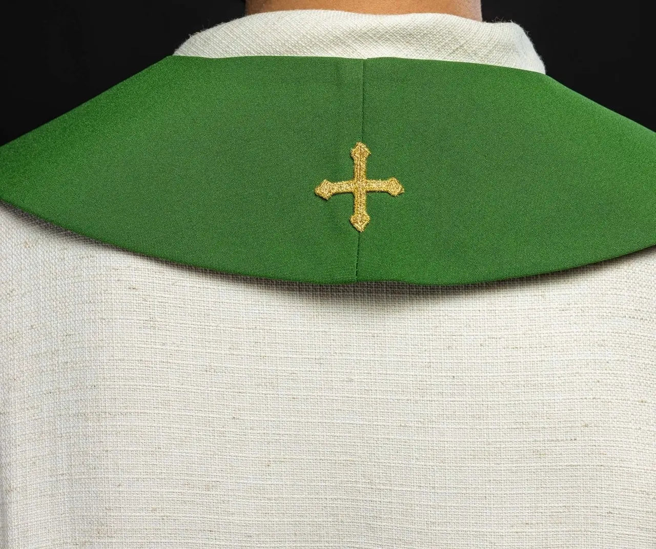 Estola verde con bordado IHS