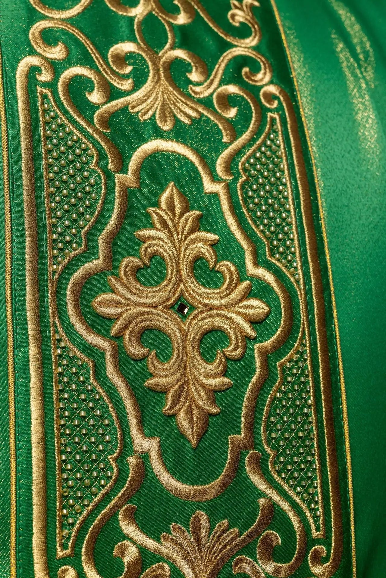 Casulla verde ricamente bordada lustre