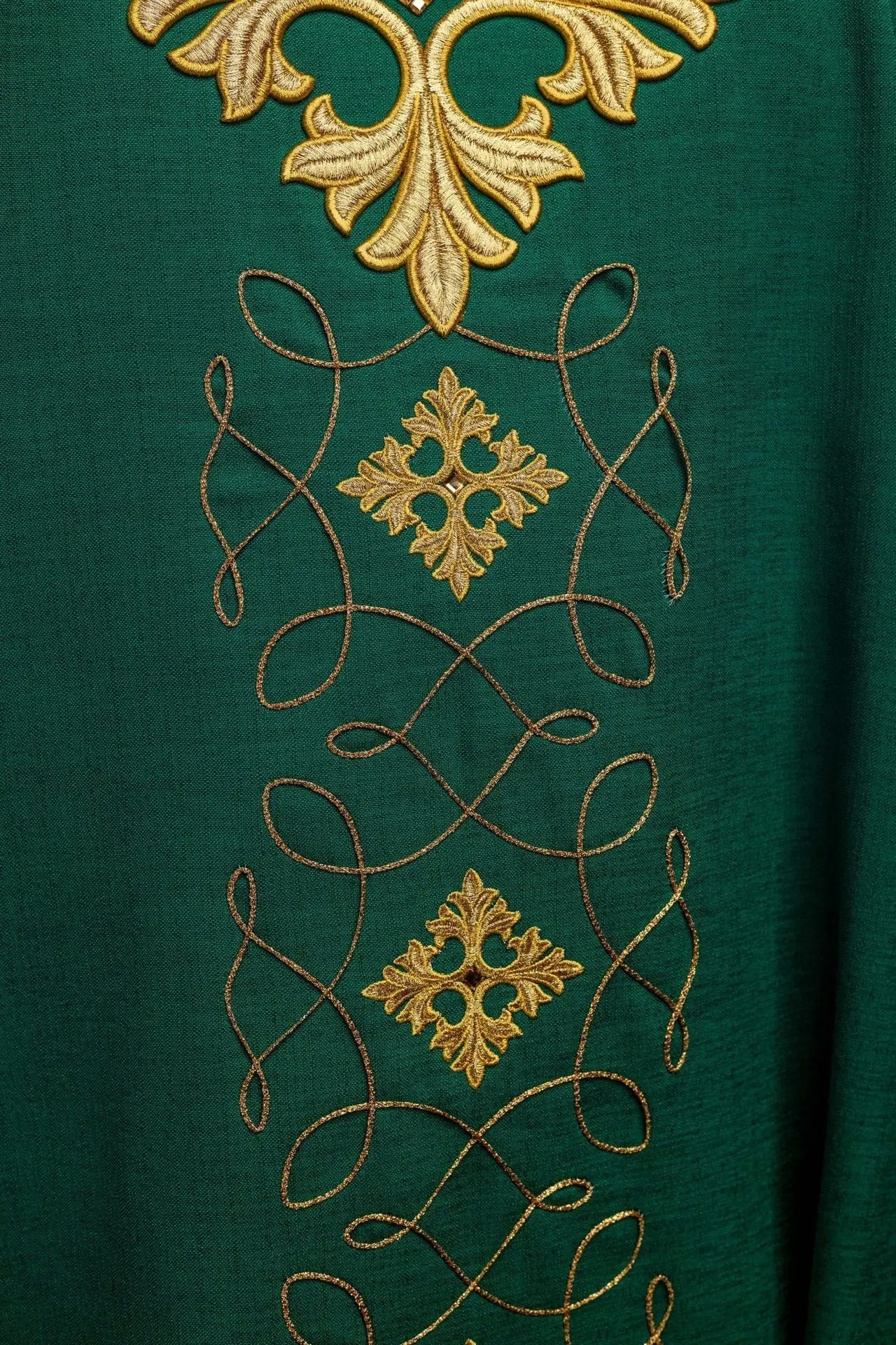 Casulla verde ricamente bordada con hilo y piedras