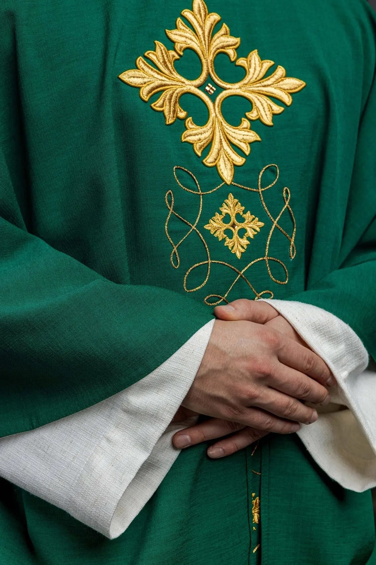 Casulla verde ricamente bordada con hilo y piedras