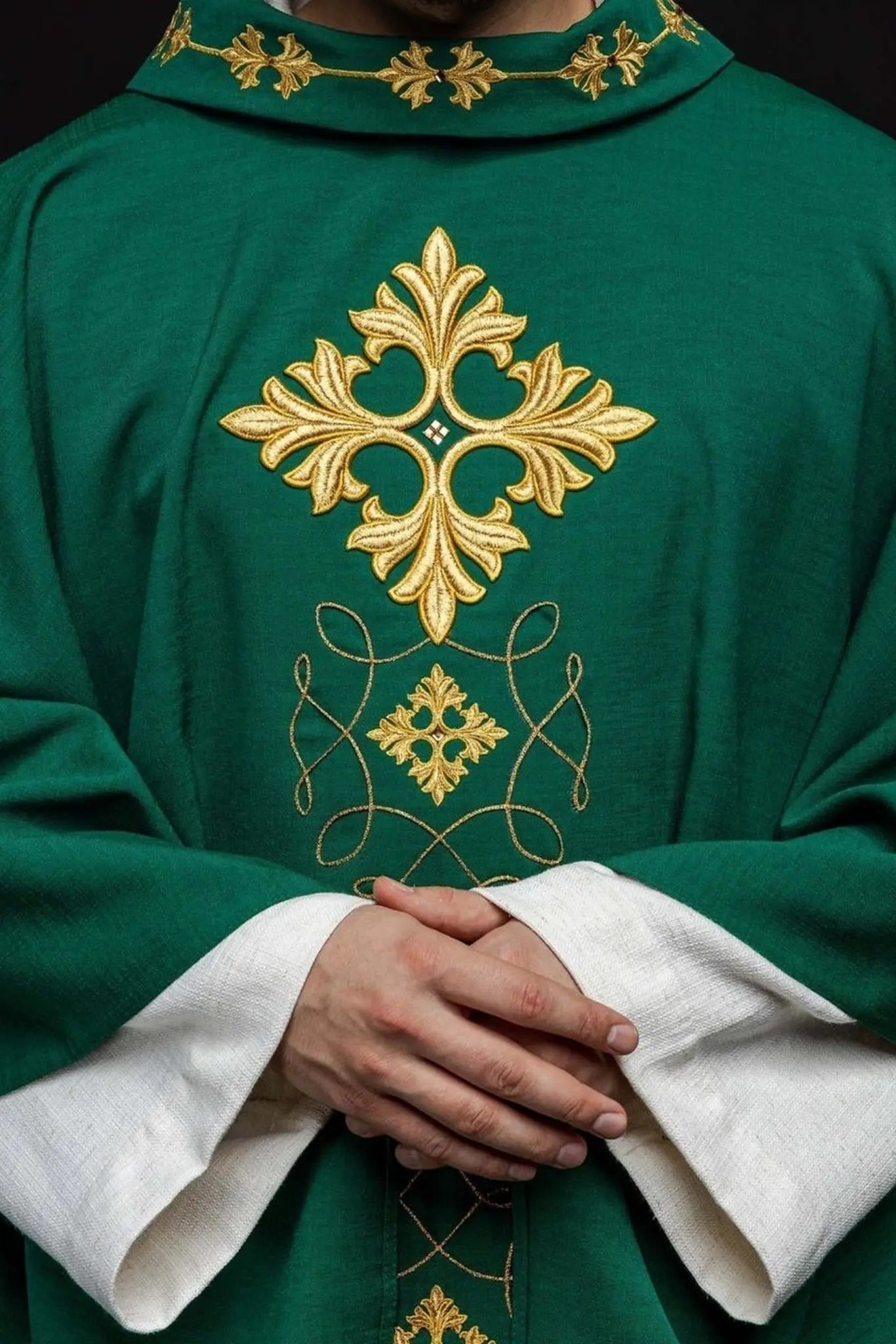 Casulla verde ricamente bordada con hilo y piedras