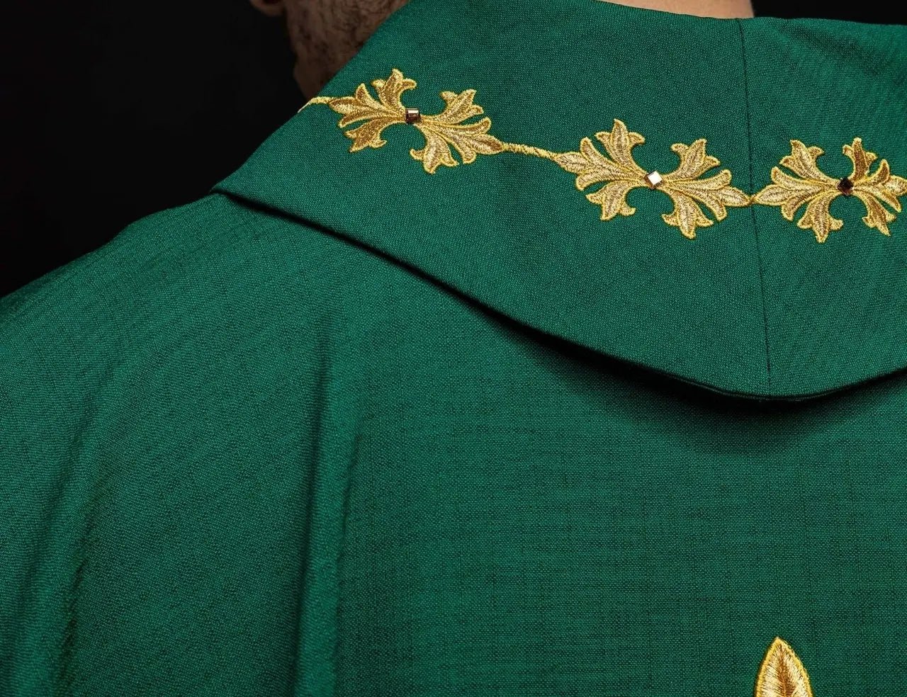Casulla verde ricamente bordada con hilo y piedras