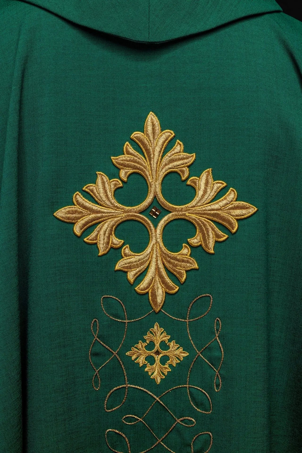 Casulla verde ricamente bordada con hilo y piedras