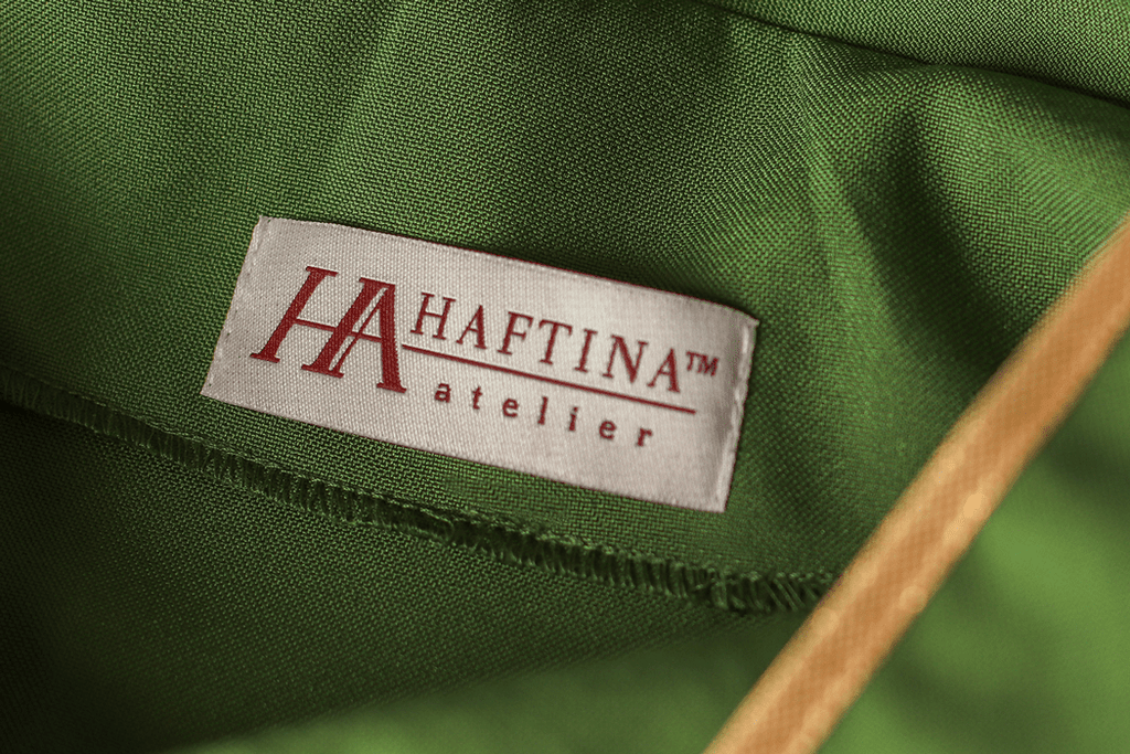 Zielony ornat haftowany z wzorem Kielicha IHS