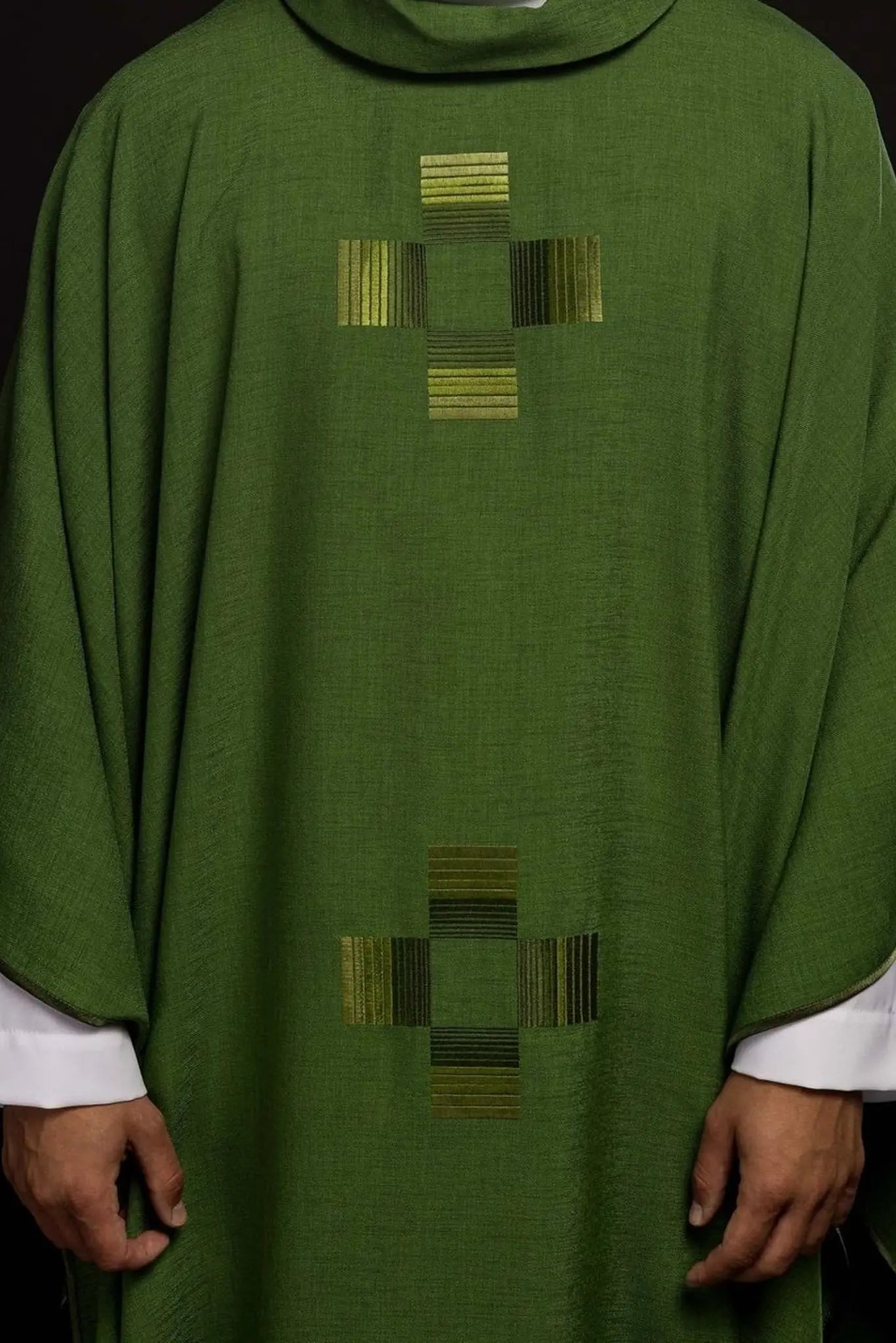Casulla verde con cruces bordadas