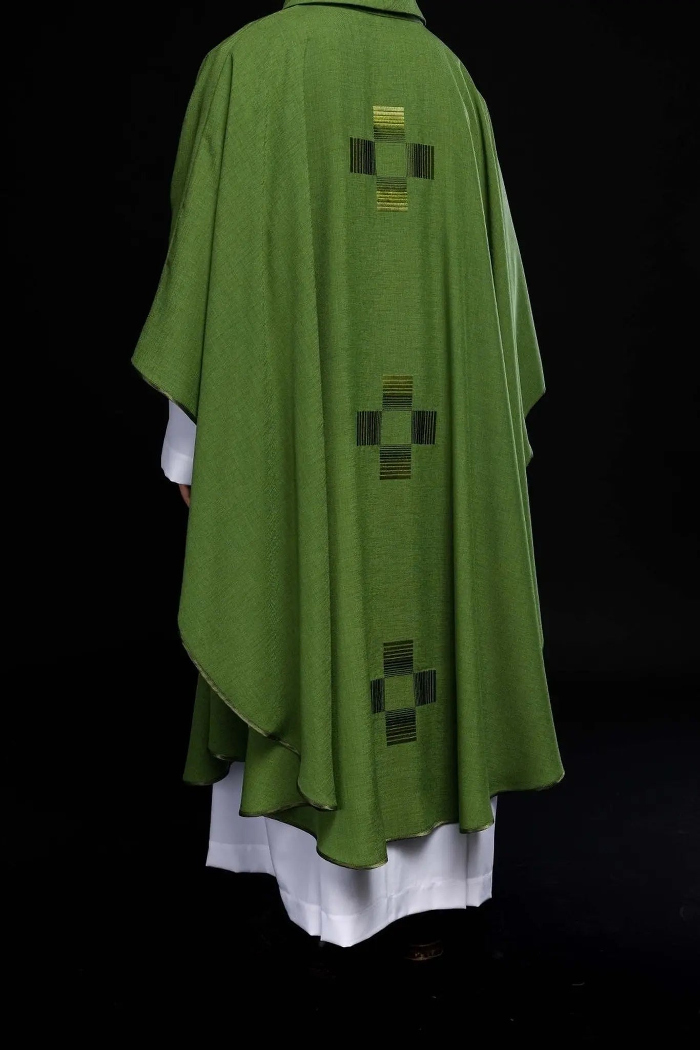 Casulla verde con cruces bordadas