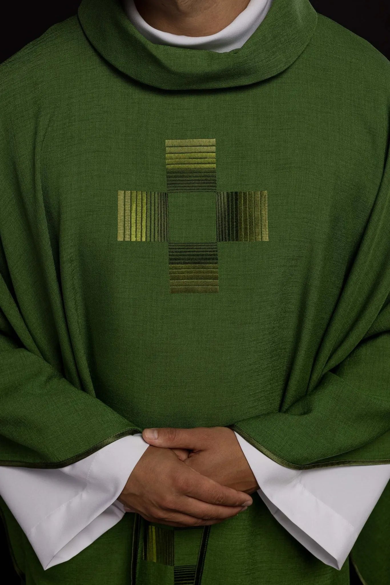 Casulla verde con cruces bordadas