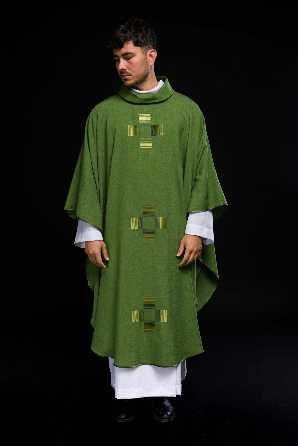 Zielony ornat haftowanymi krzyżami