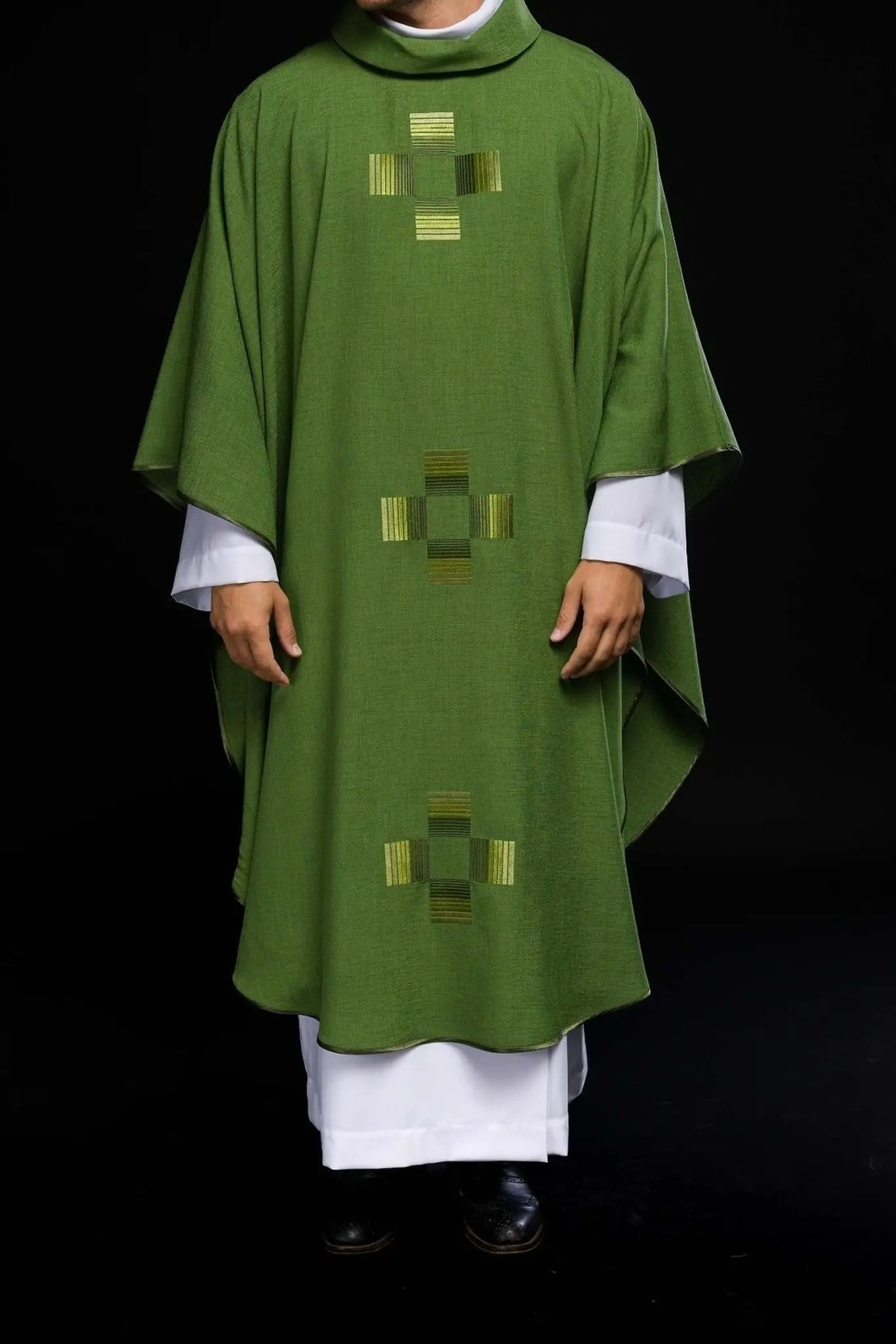 Casulla verde con cruces bordadas