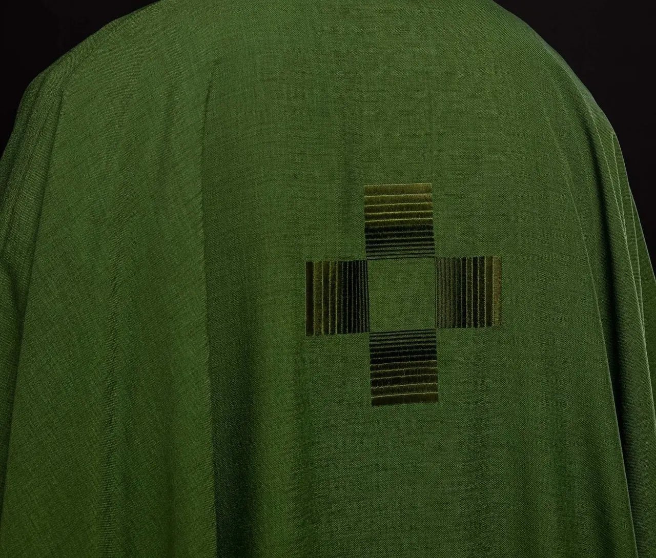 Casulla verde con cruces bordadas