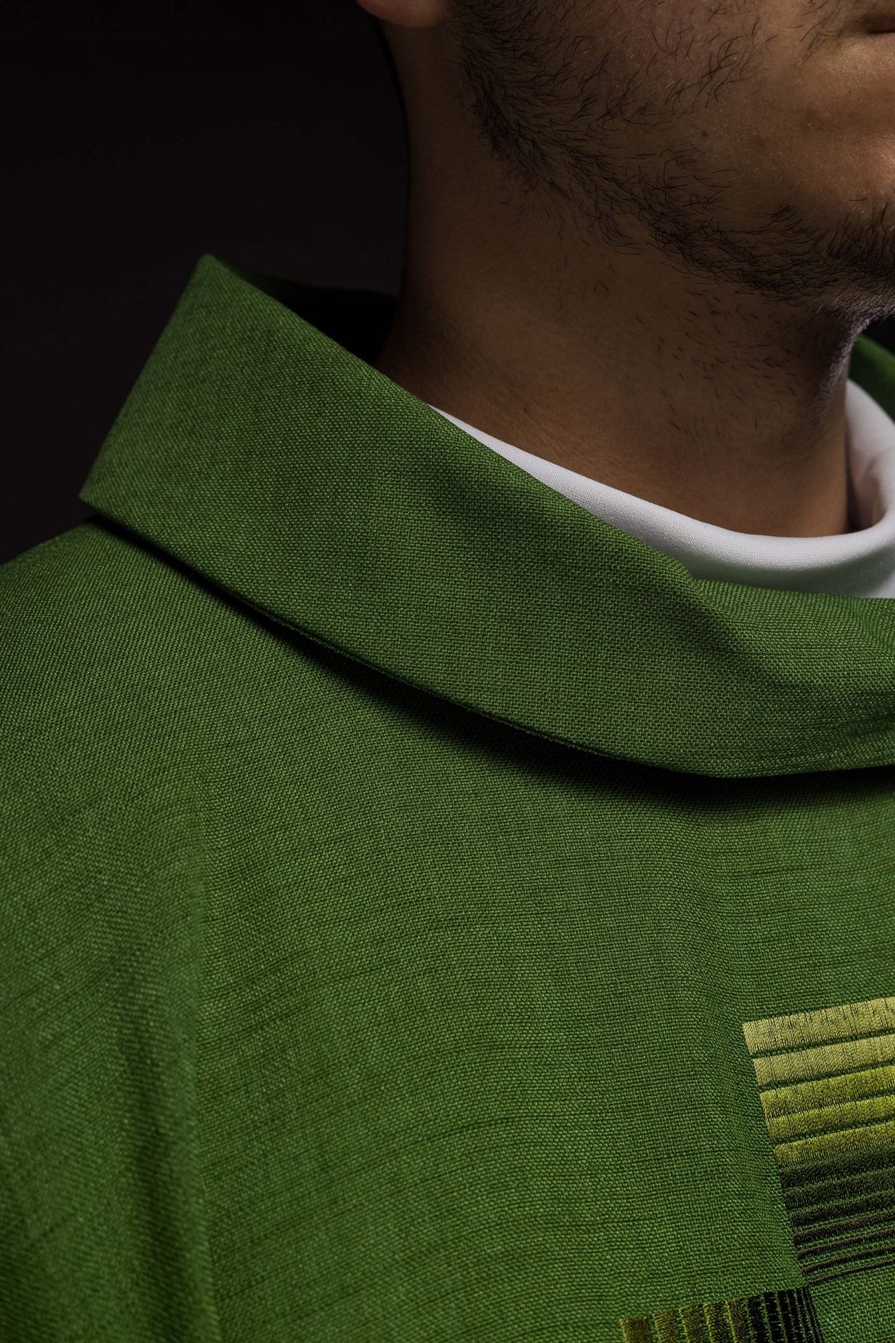 Zielony ornat haftowanymi krzyżami