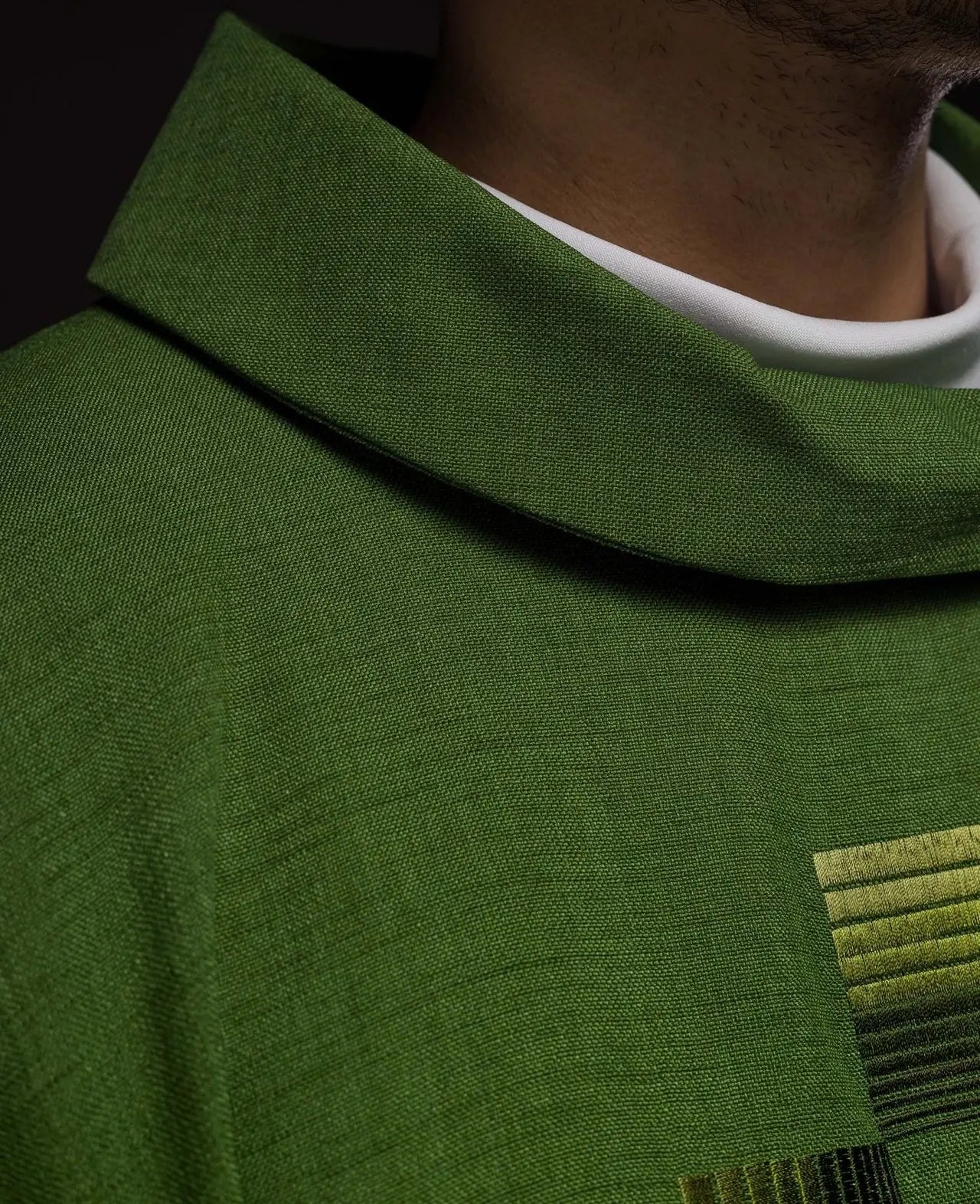 Casulla verde con cruces bordadas